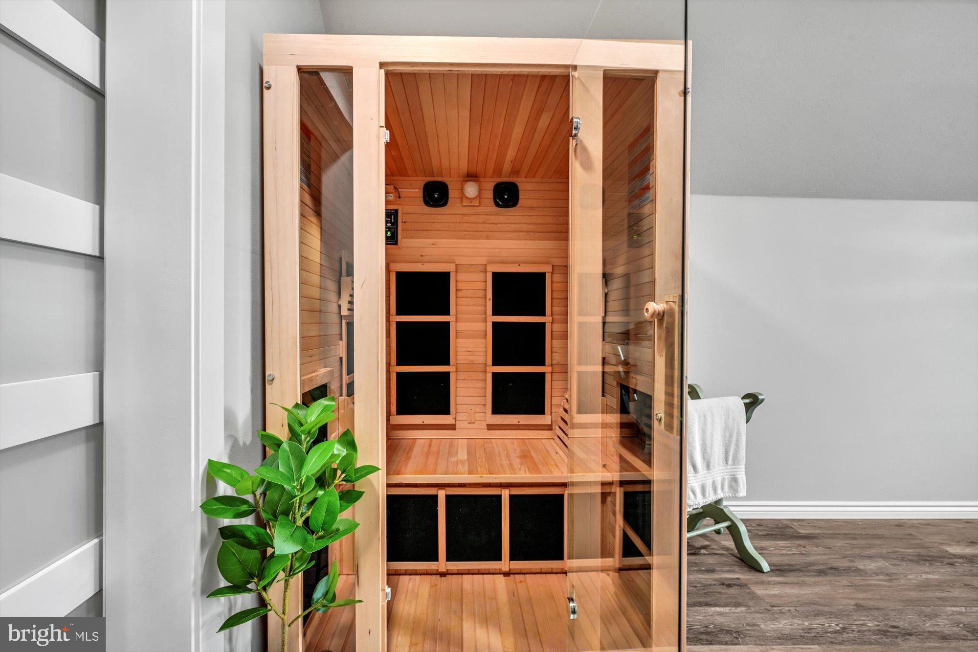 LAKESIDE VILLAS - Residential