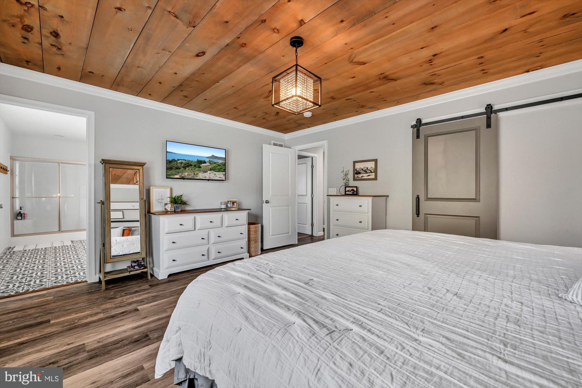 LAKESIDE VILLAS - Residential