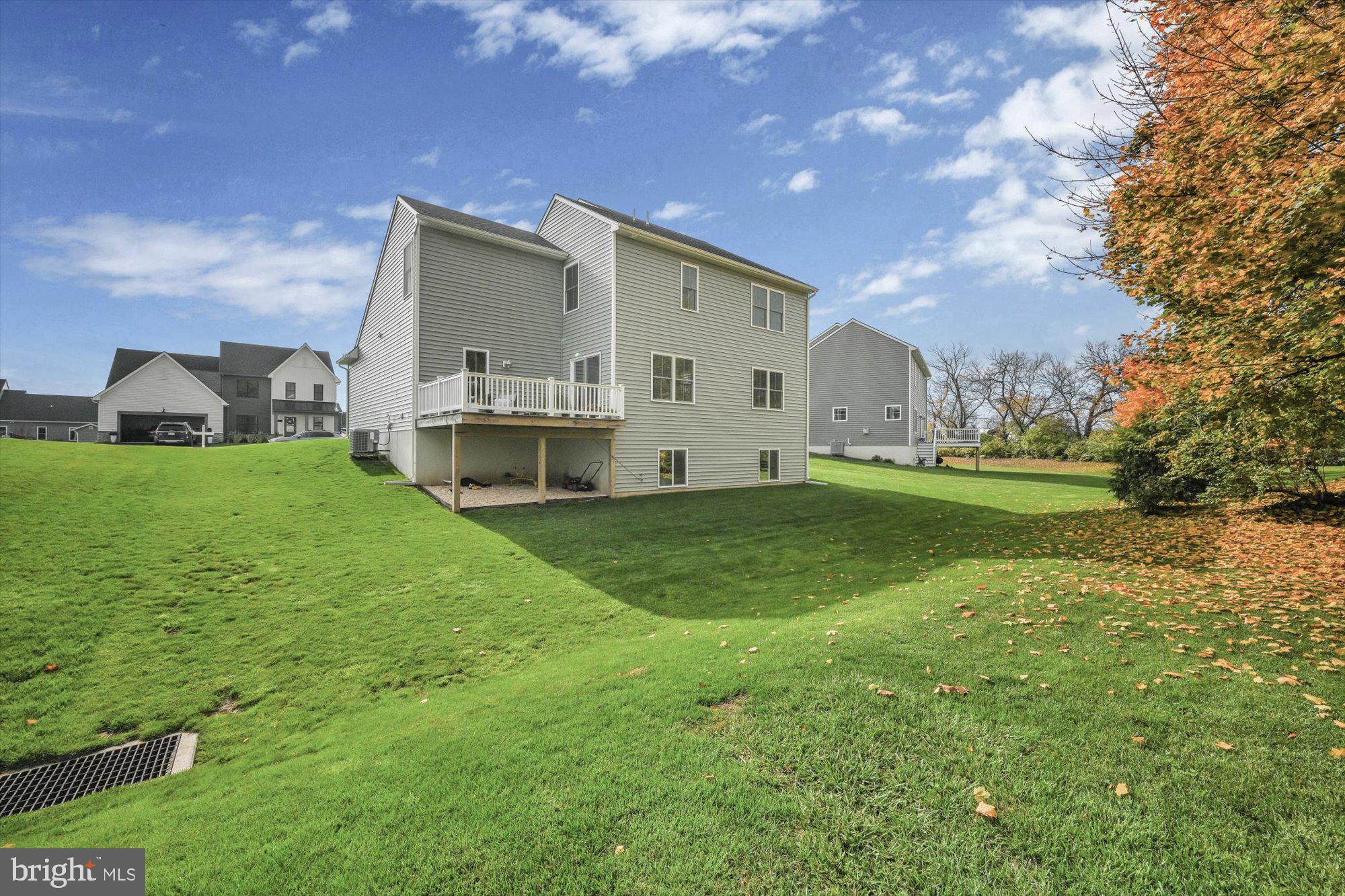 LAKESIDE VILLAS - Residential