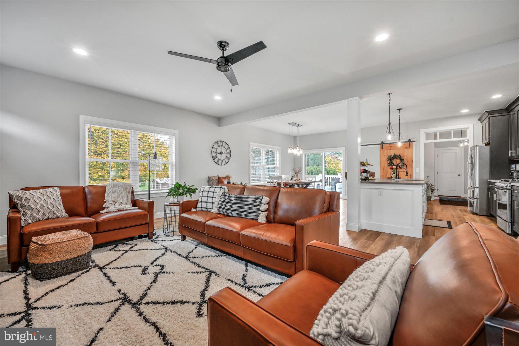 LAKESIDE VILLAS - Residential