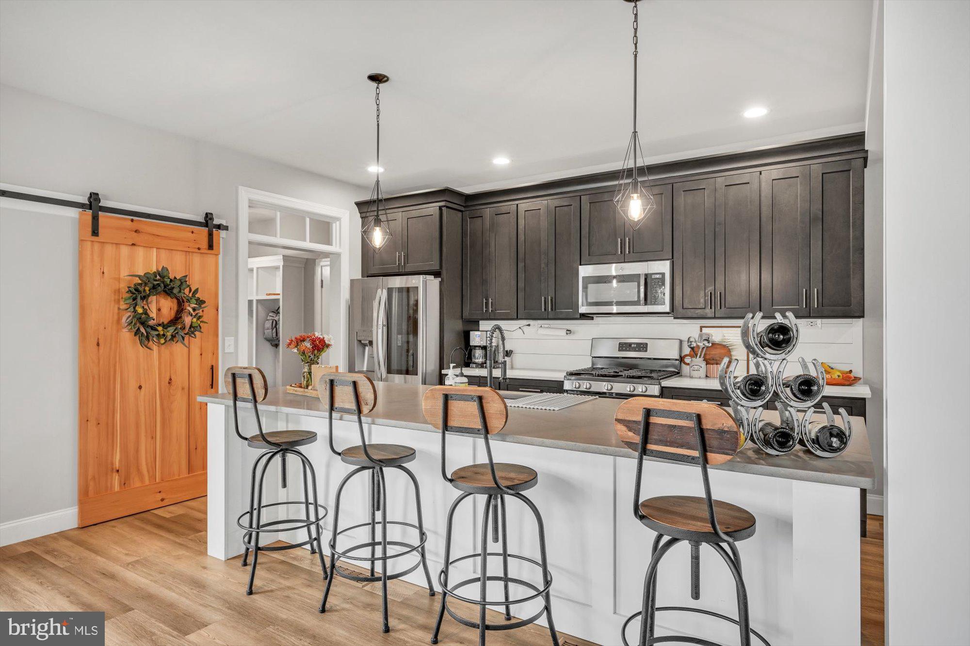 LAKESIDE VILLAS - Residential