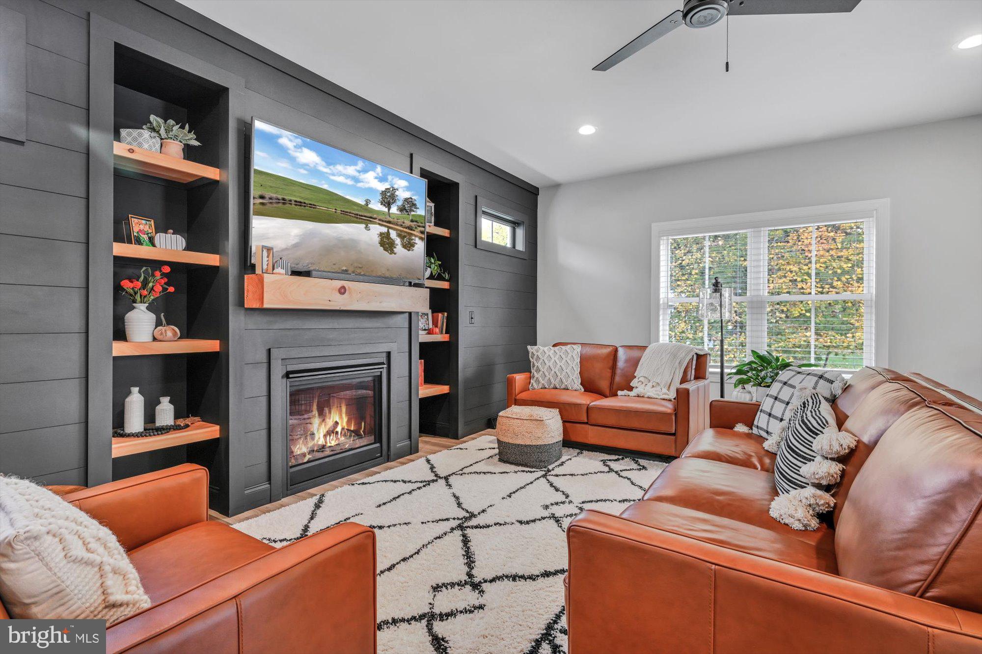 LAKESIDE VILLAS - Residential