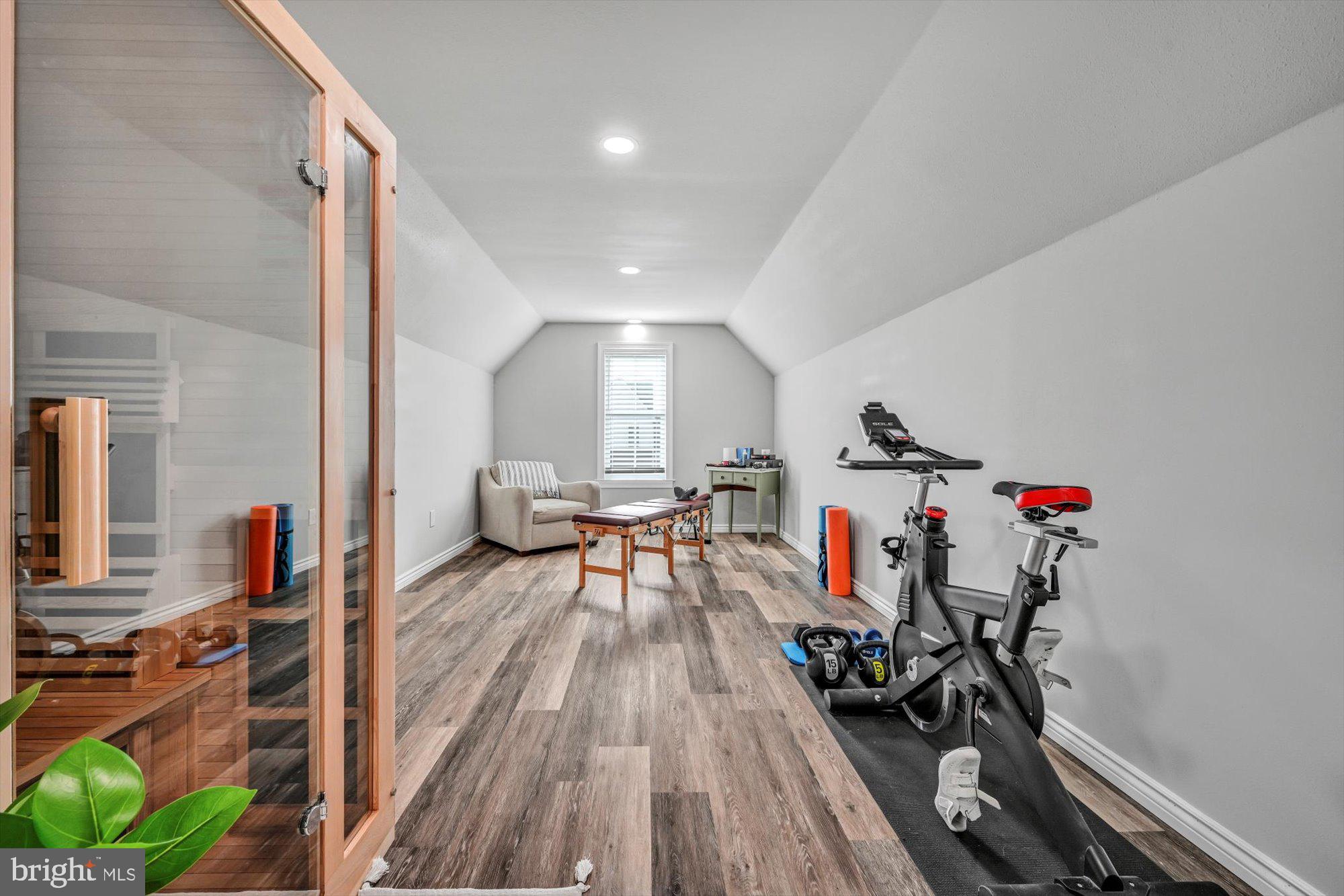 LAKESIDE VILLAS - Residential