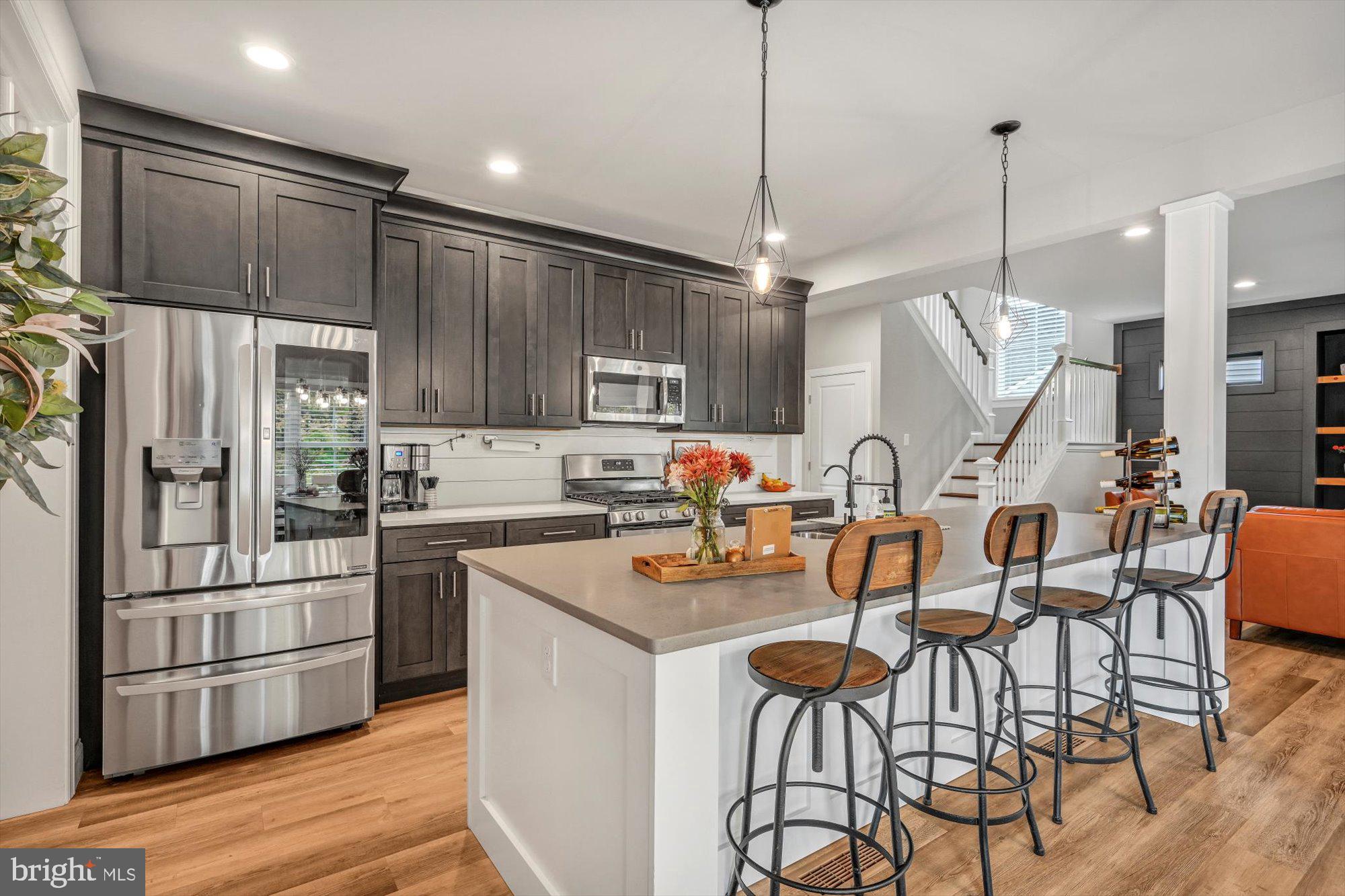 LAKESIDE VILLAS - Residential