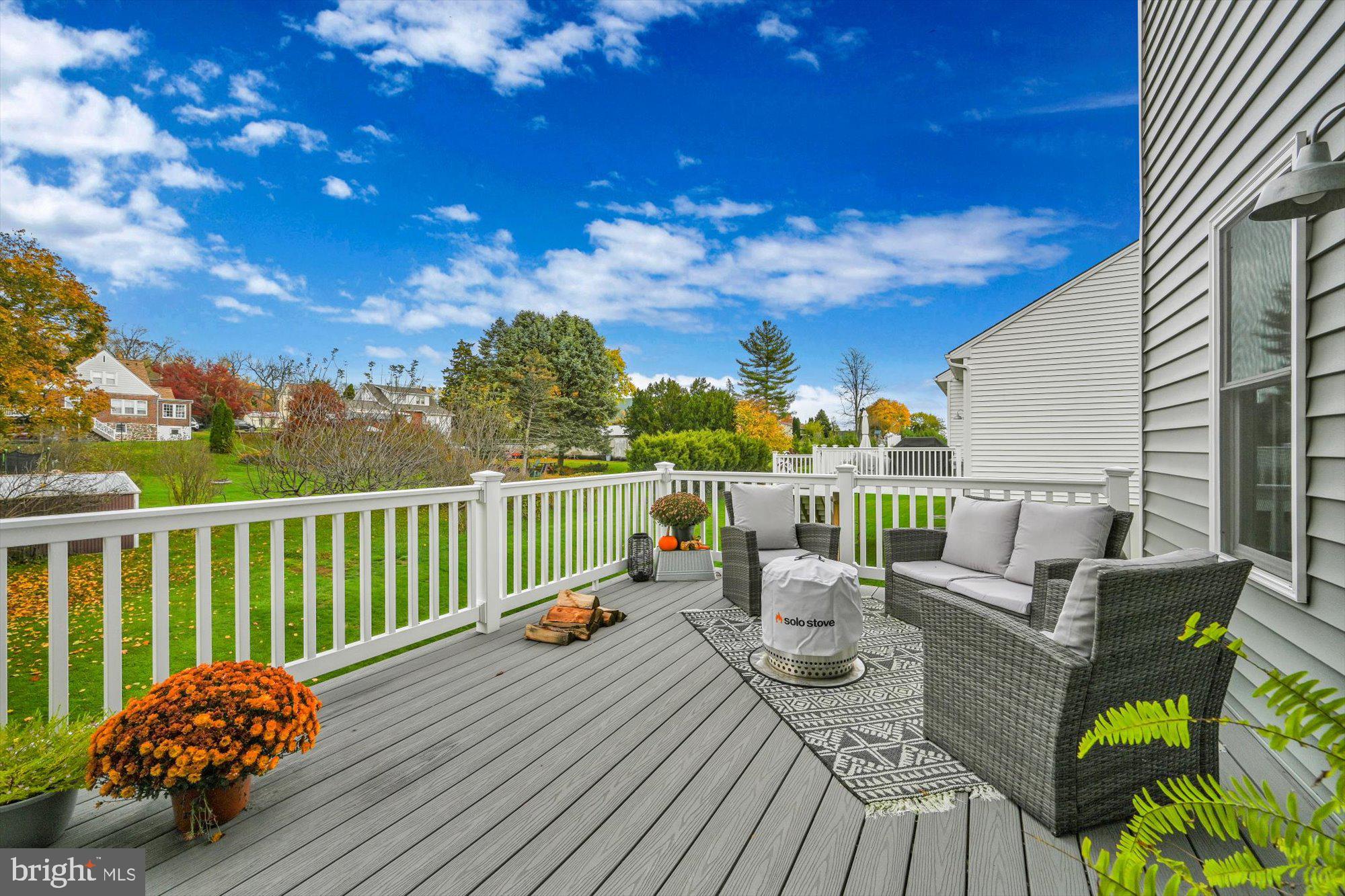 LAKESIDE VILLAS - Residential