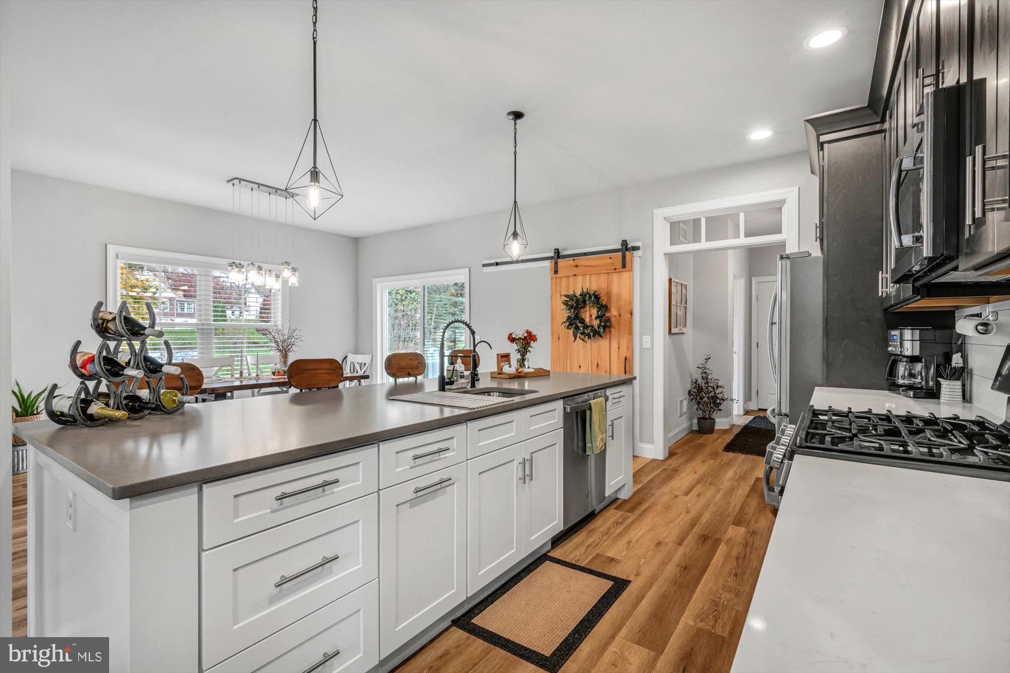 LAKESIDE VILLAS - Residential