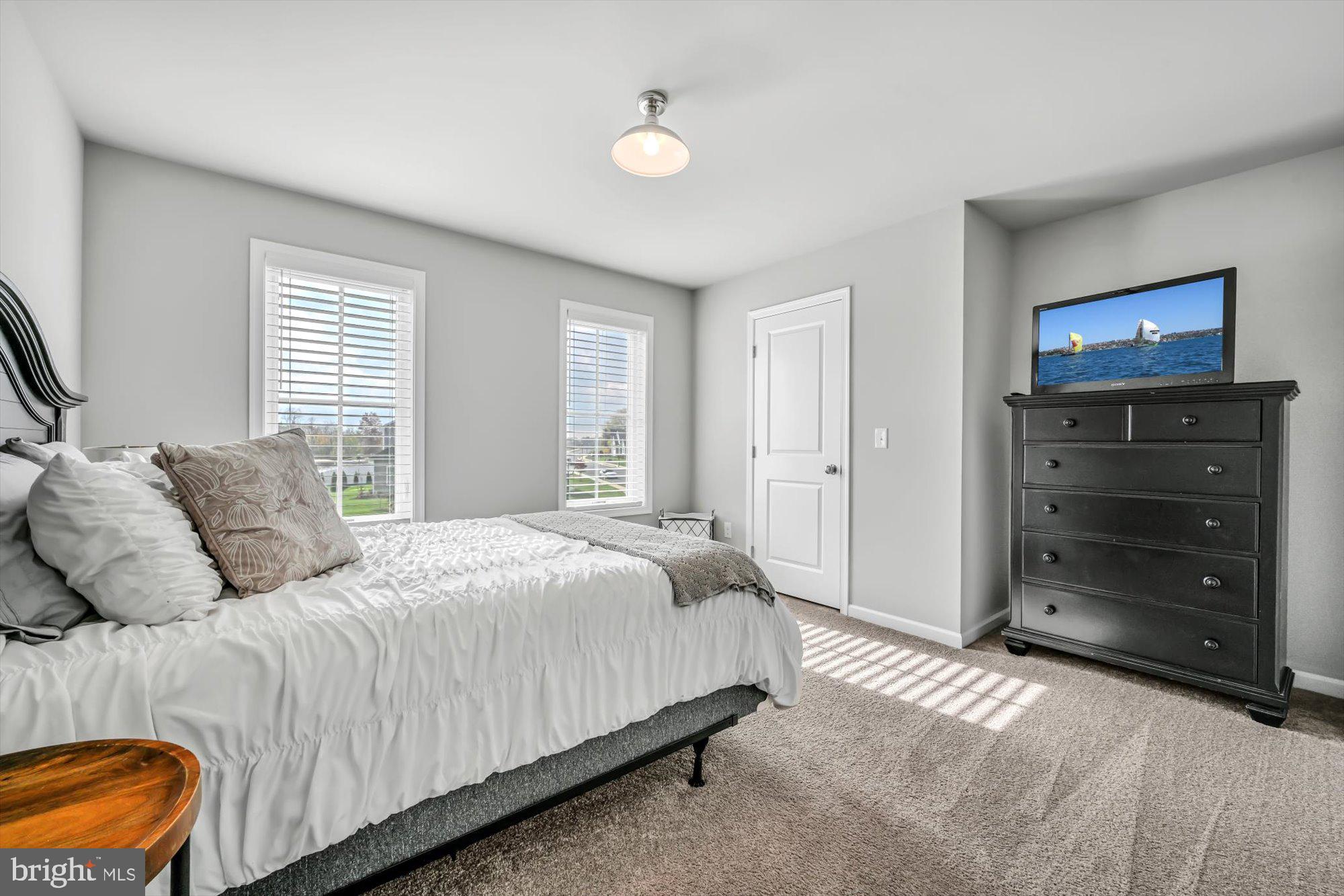 LAKESIDE VILLAS - Residential