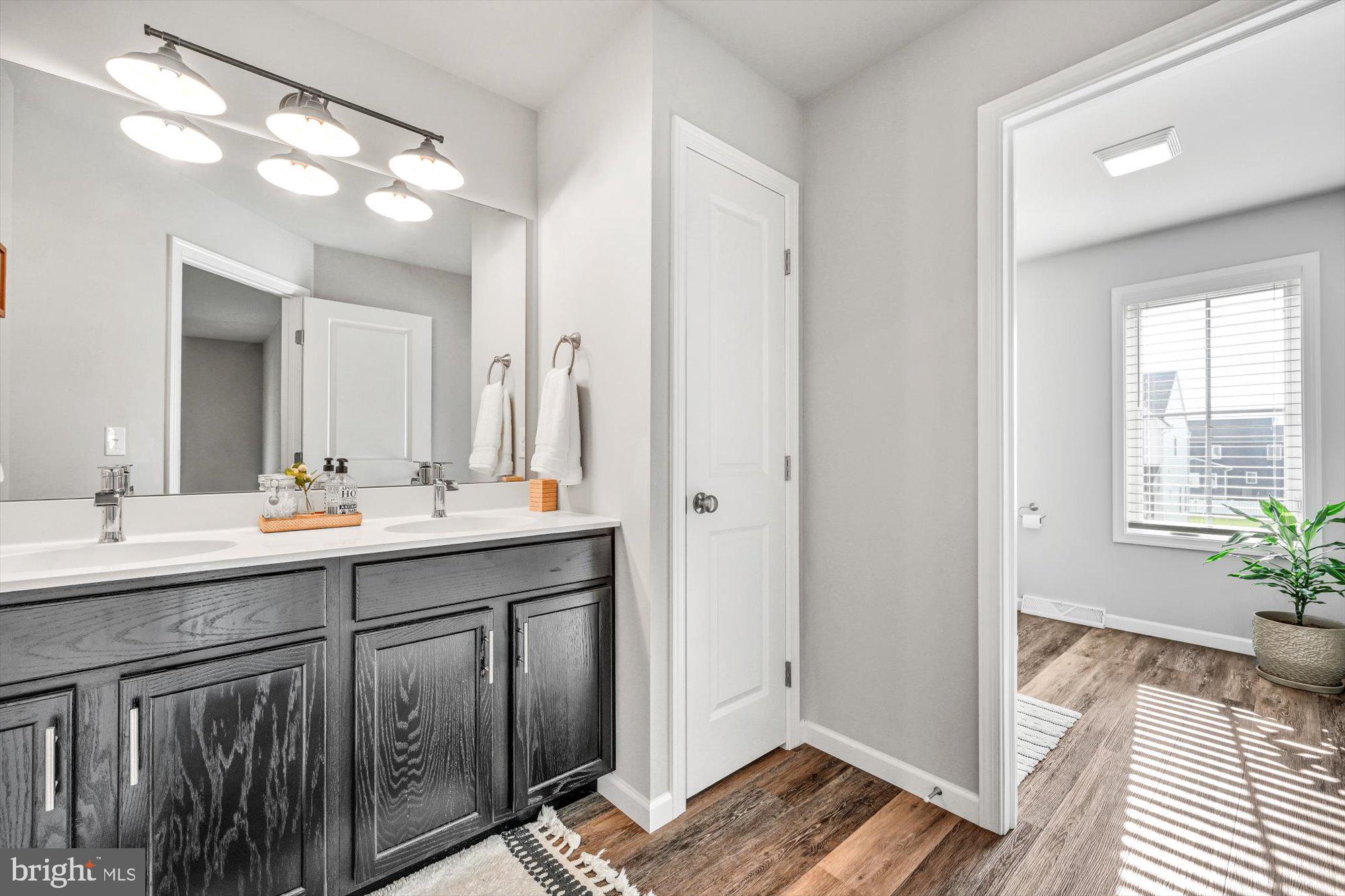 LAKESIDE VILLAS - Residential