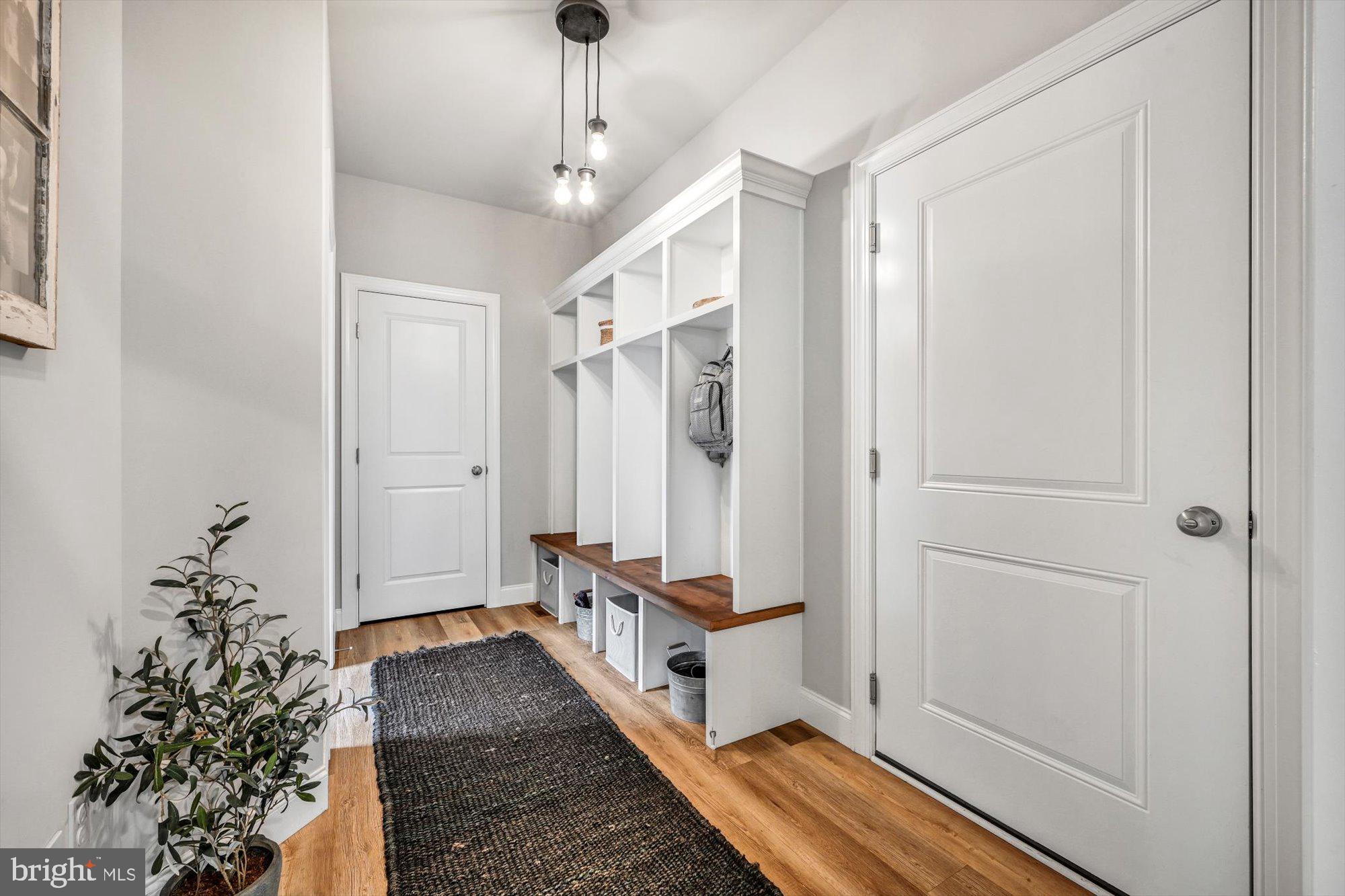 LAKESIDE VILLAS - Residential