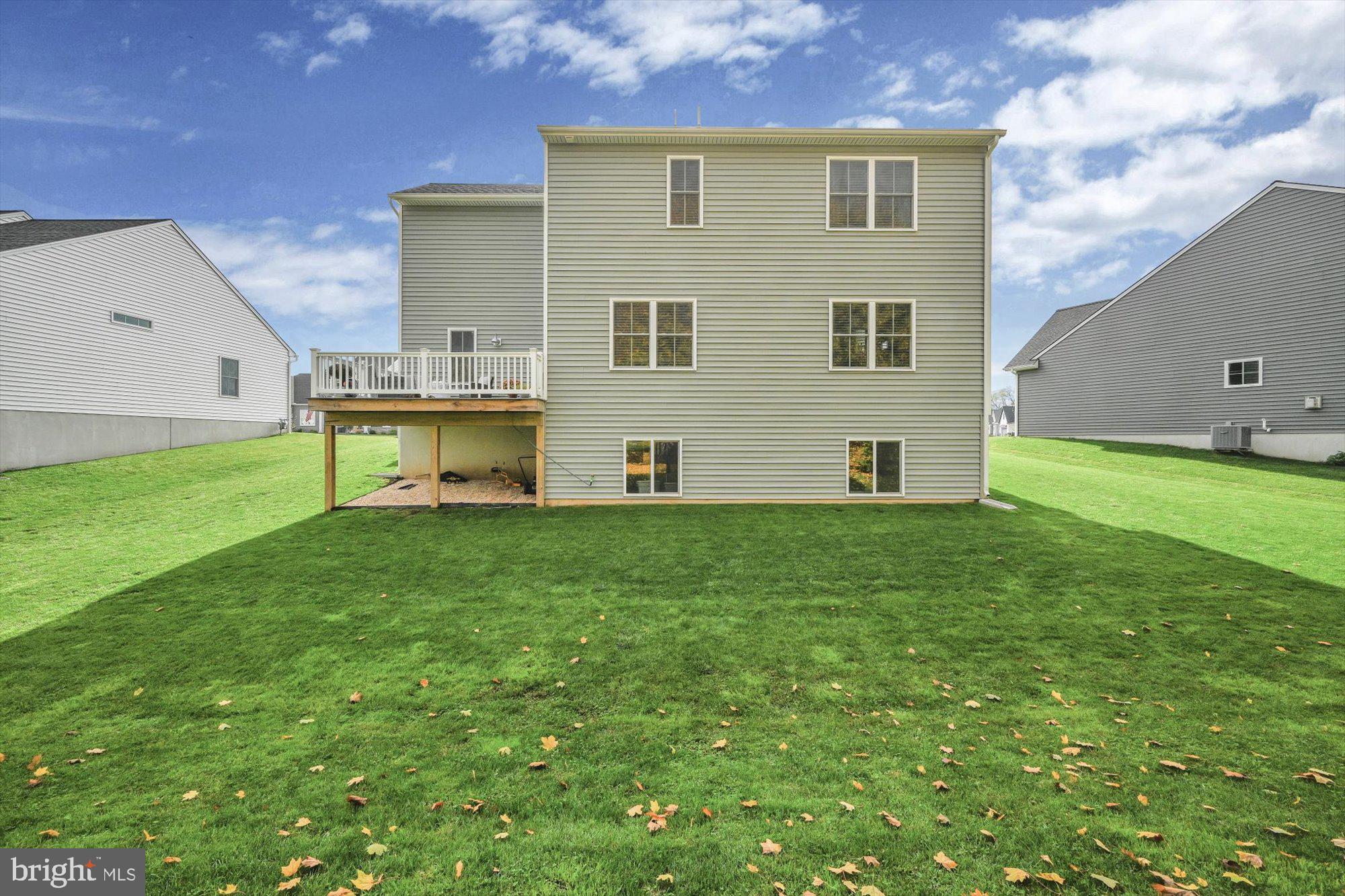 LAKESIDE VILLAS - Residential