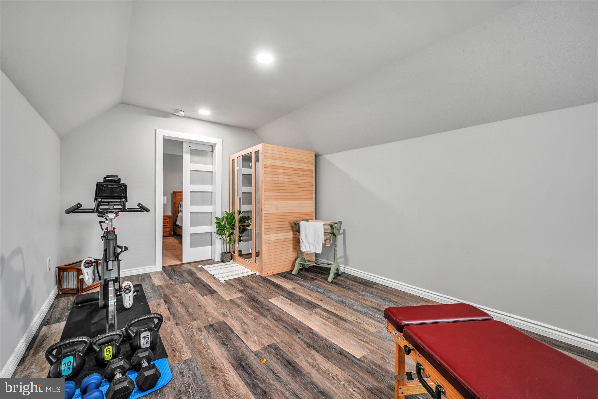 LAKESIDE VILLAS - Residential