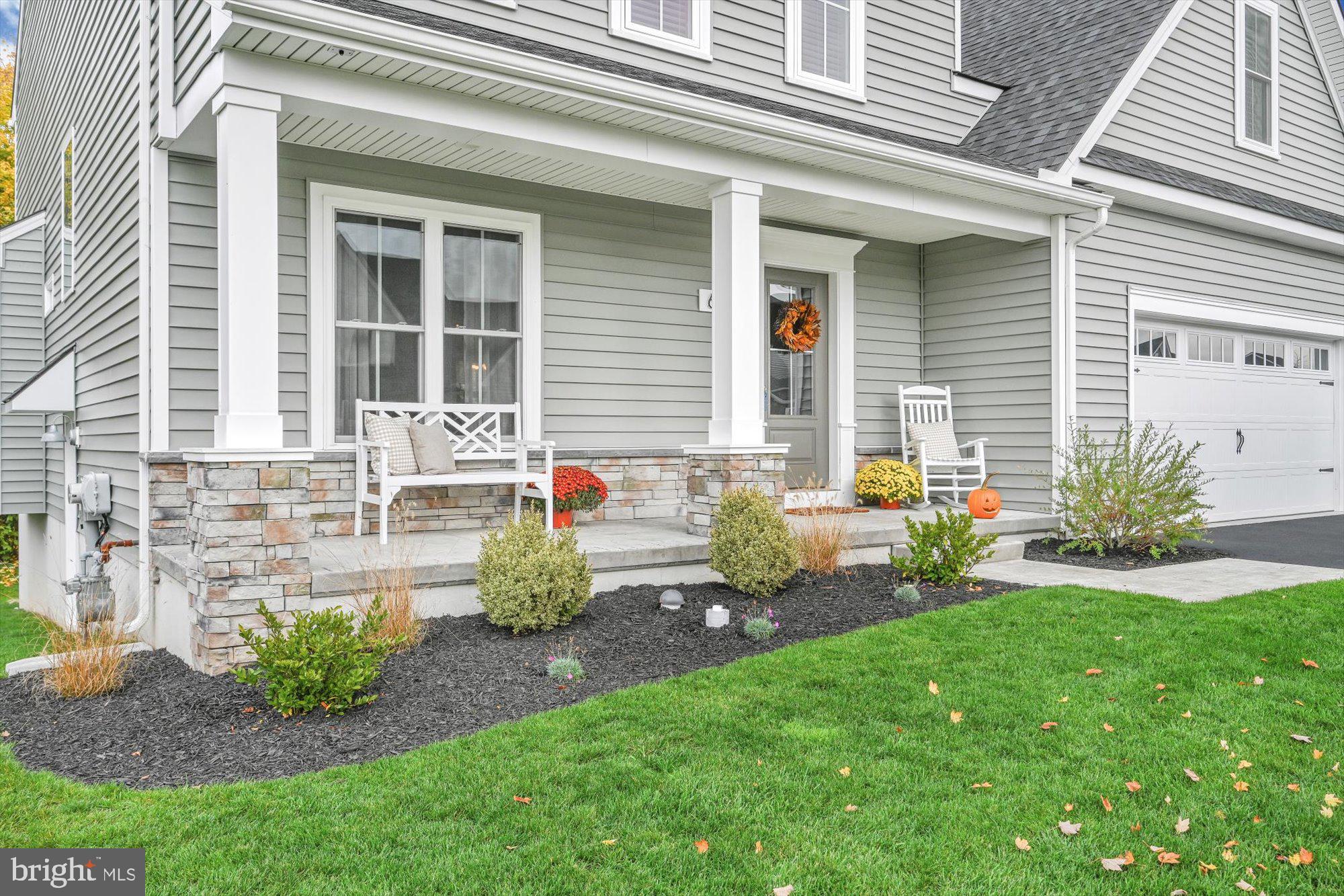 LAKESIDE VILLAS - Residential