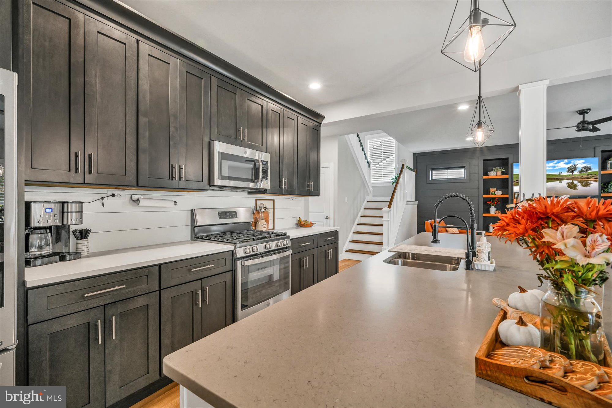 LAKESIDE VILLAS - Residential