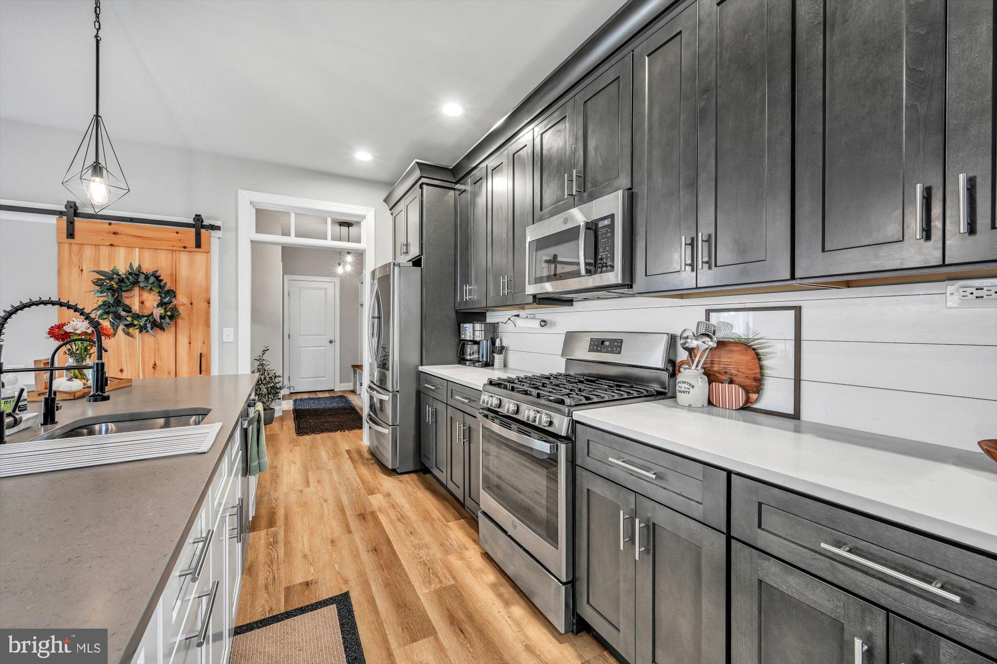 LAKESIDE VILLAS - Residential