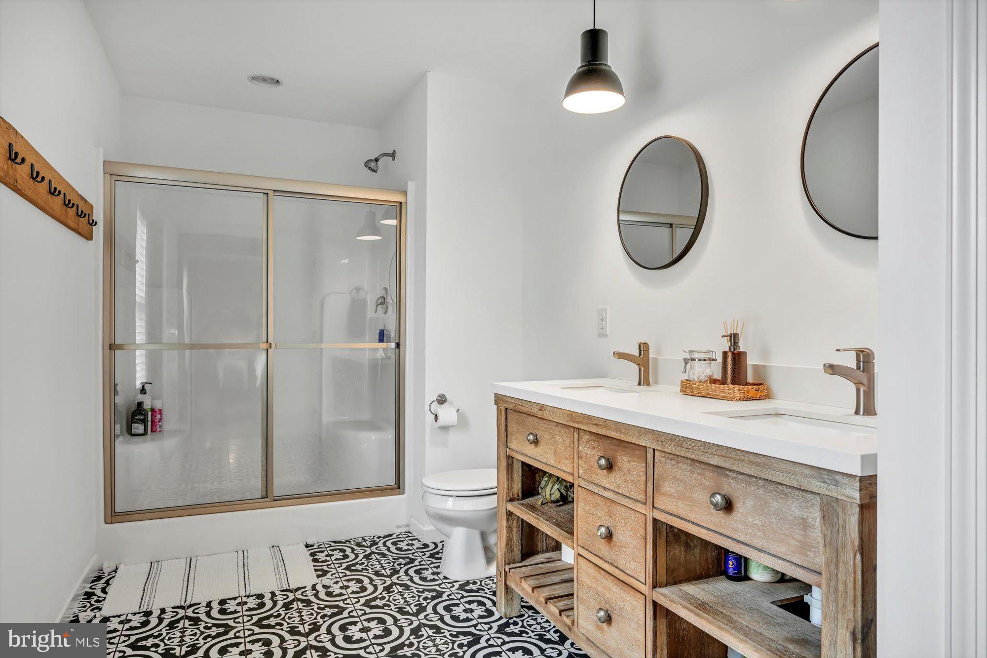 LAKESIDE VILLAS - Residential