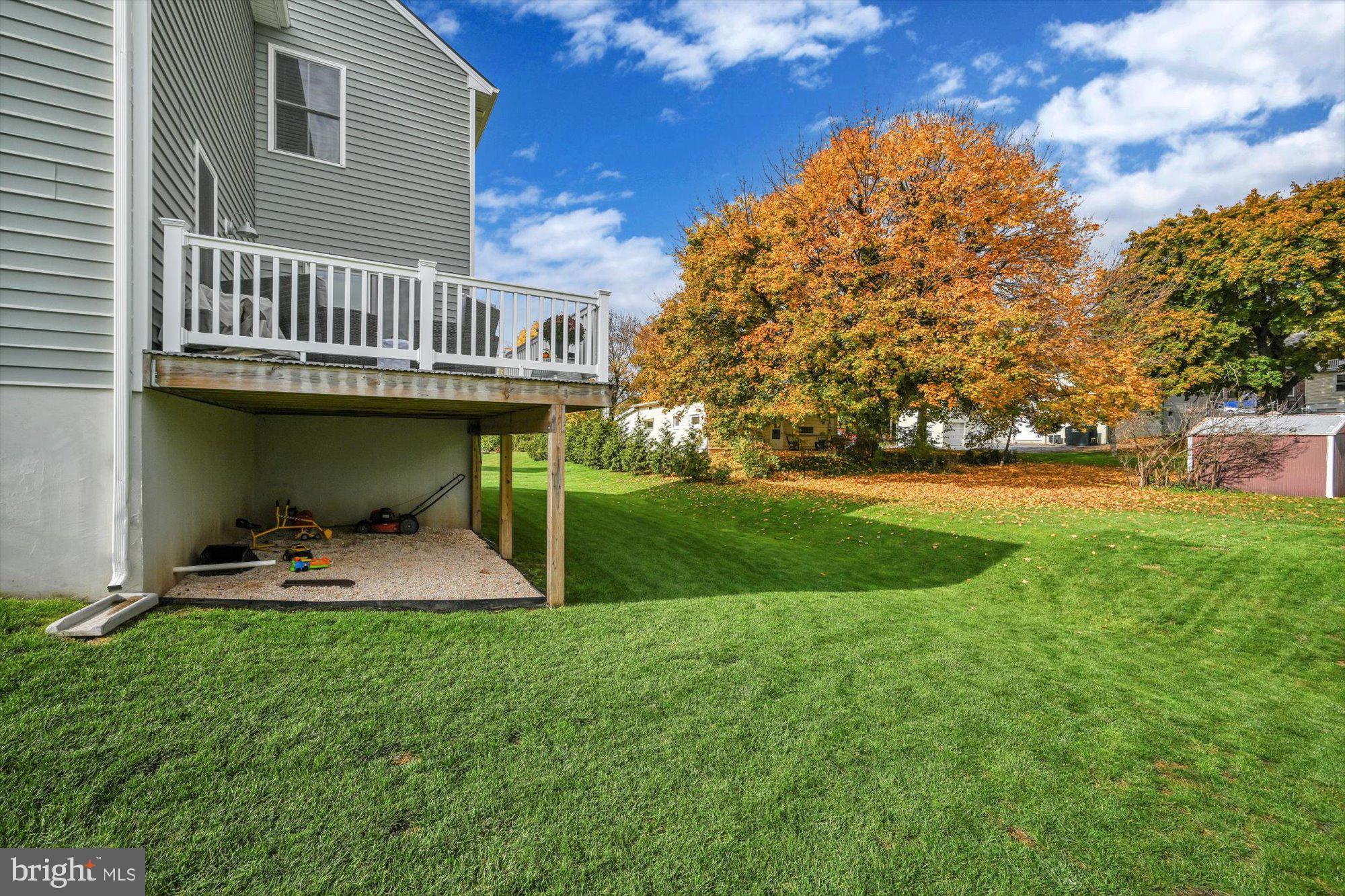 LAKESIDE VILLAS - Residential