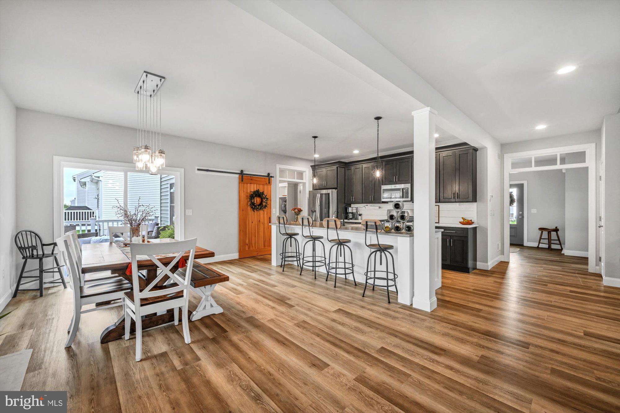 LAKESIDE VILLAS - Residential