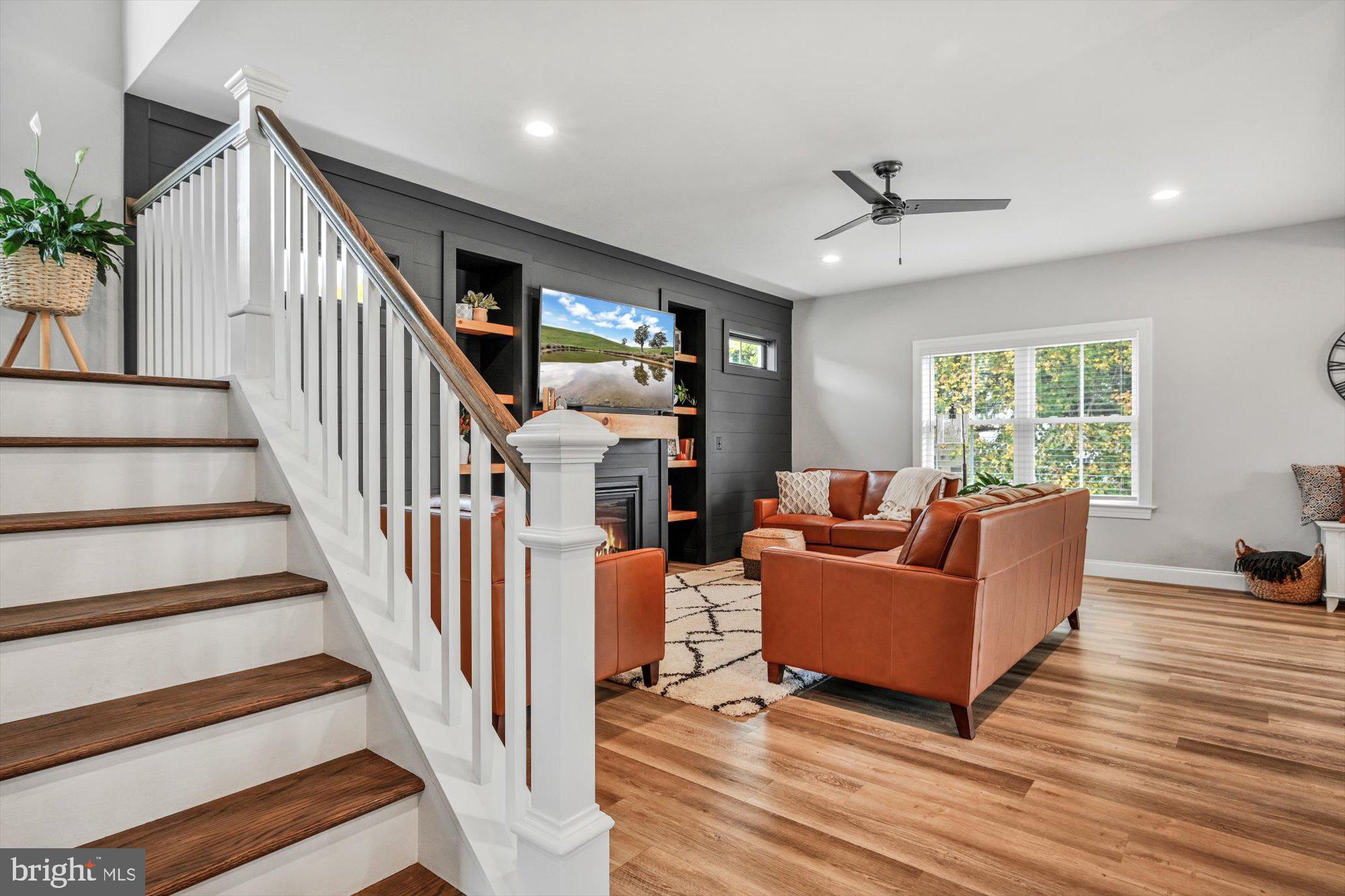 LAKESIDE VILLAS - Residential