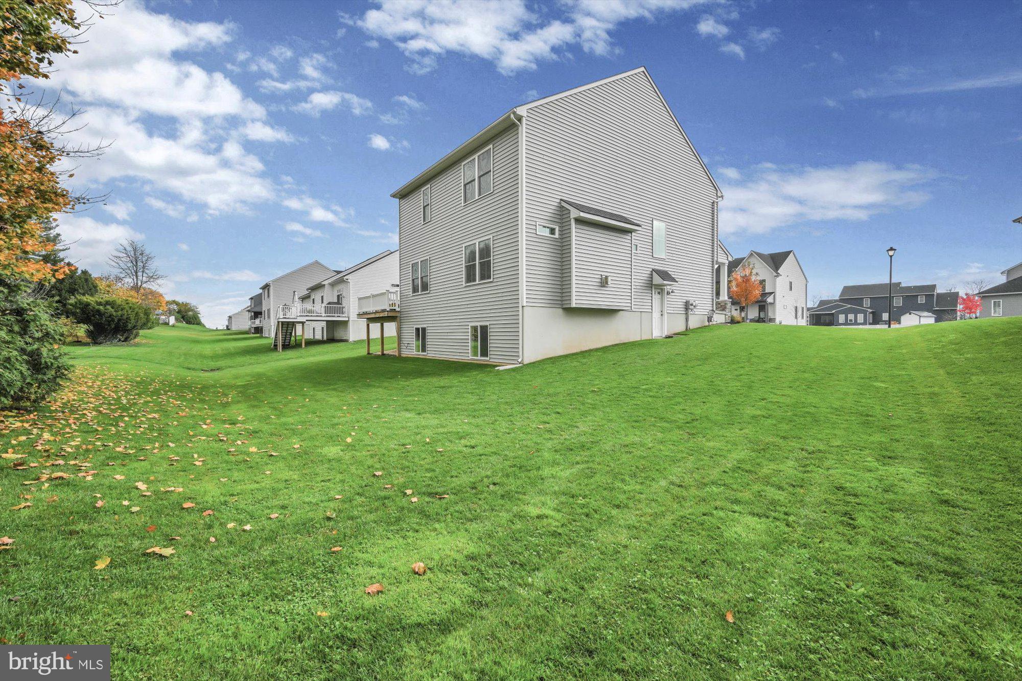 LAKESIDE VILLAS - Residential