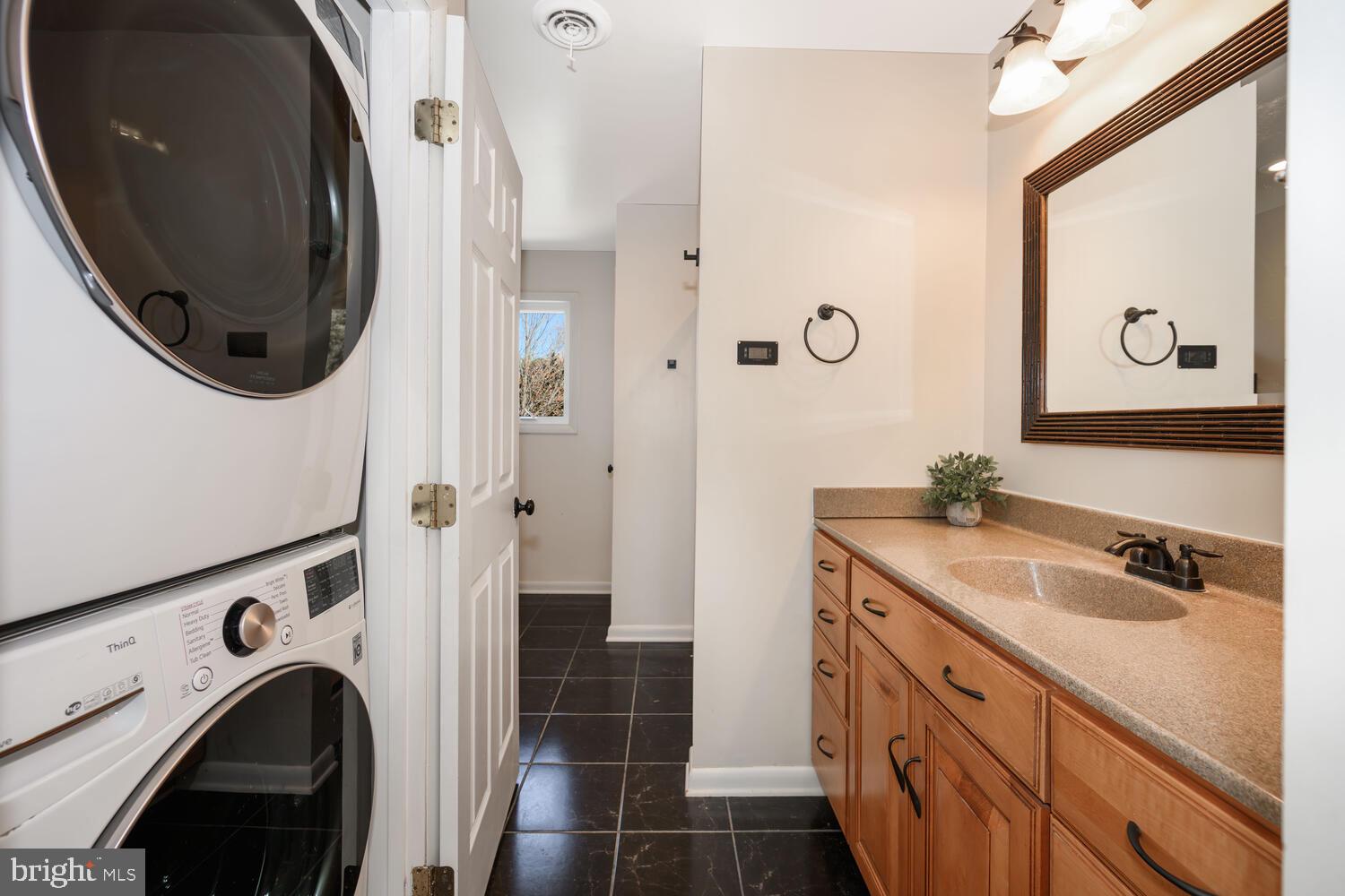 QUEEN ANNE COLONY - Residential