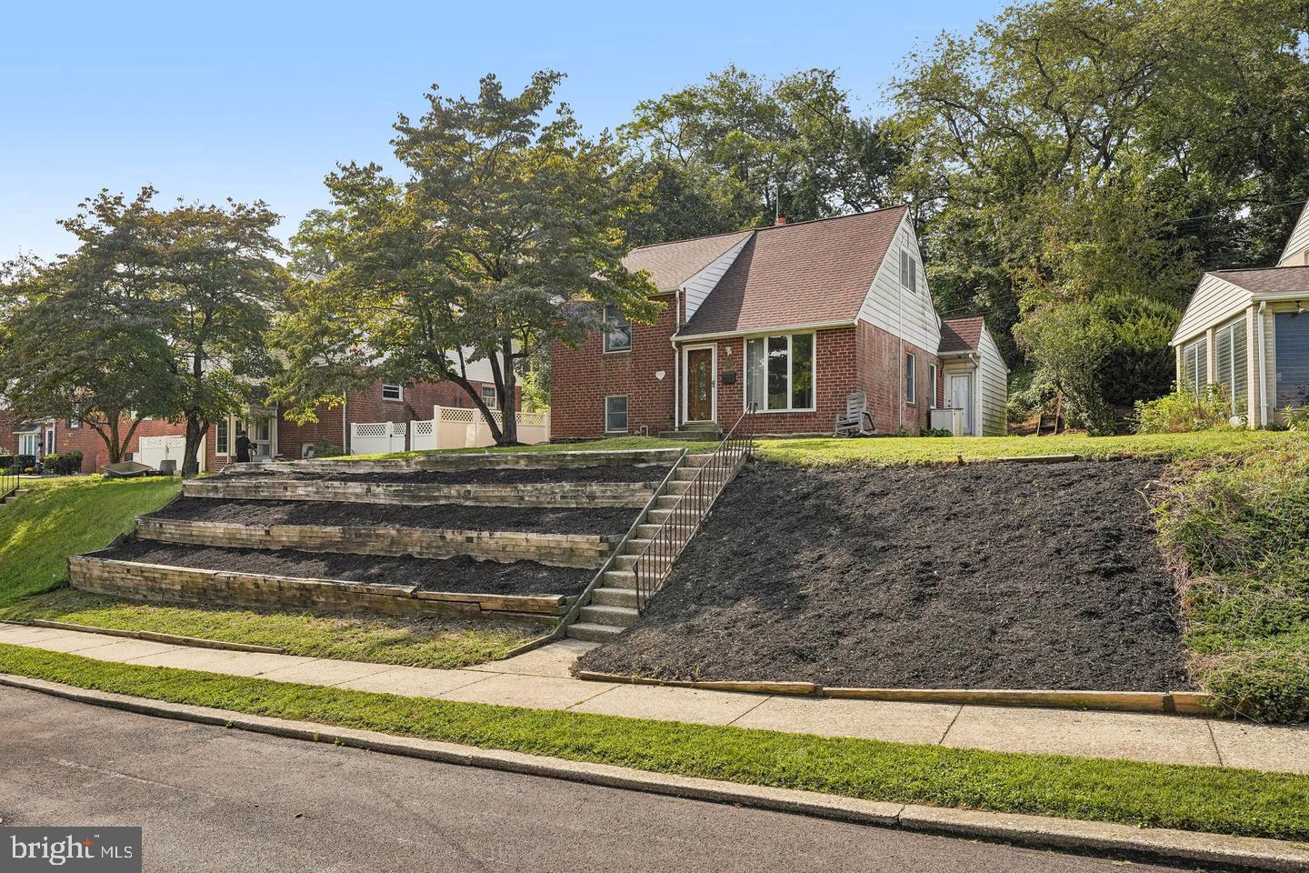915 LOMOND LANE