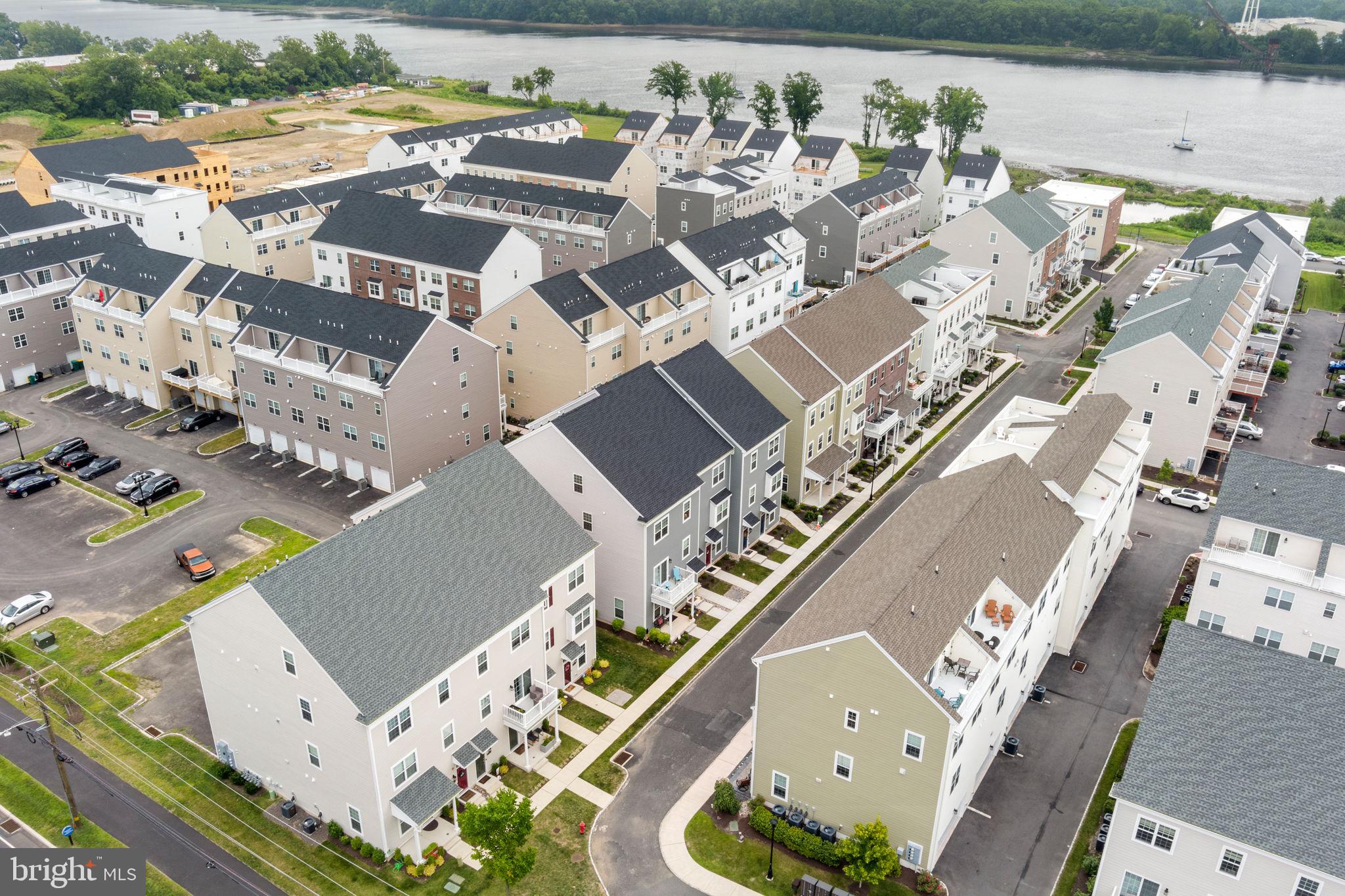 WATERSIDE - Residential
