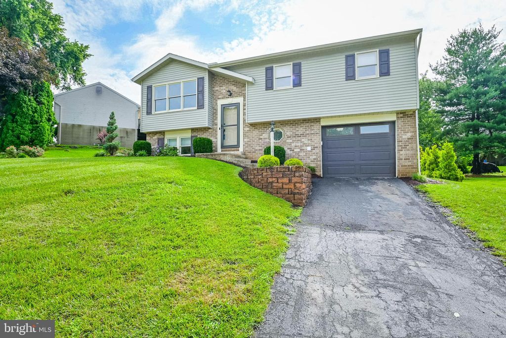 Photo of 20 Rosewood Drive, LANCASTER, PA 17603 (MLS # PALA2071744)
