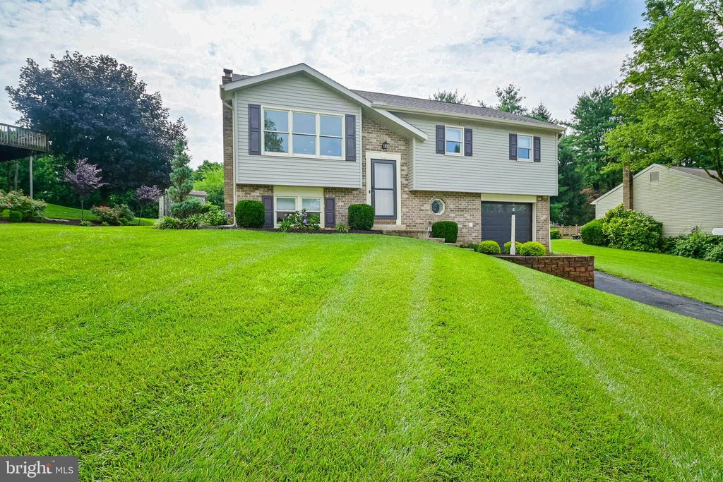 Photo of 20 Rosewood Drive, LANCASTER, PA 17603 (MLS # PALA2071744)