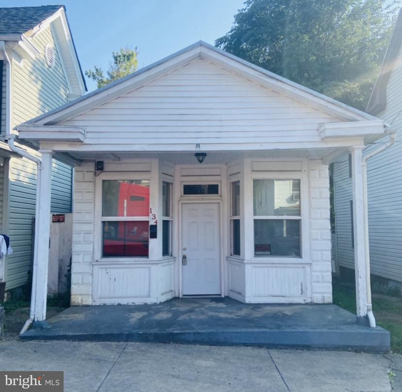 ATTENTION INVESTORS!!! GET YOUR OFFER IN!!
You could have positive CASH flow immediately. Property was previously rented for $900.00 Monthly. OR FLIP IT! Just needs some scraping and painting. Block home, VERY High Ceilings, feels much larger than it is. Two bedroom one bath, eat in kitchen and ample size living room. Hardwood floors throughou except Kitchen & Bathroom. Both kitchen and bathroom had been updated a few years ago. Natural Gas 2011 furnace is High Efficiency 93%. AC 2018-13 seer.