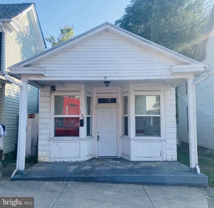 ATTENTION INVESTORS!!! GET YOUR OFFER IN!!
You could have positive CASH flow immediately. Property was previously rented for $900.00 Monthly. OR FLIP IT! Just needs some scraping and  painting. Block home, VERY High Ceilings, feels much larger than it is. Two bedroom one bath, eat in kitchen and ample size living room. Hardwood floors throughou except Kitchen & Bathroom. Both kitchen and bathroom had been updated a few years ago. Natural Gas 2011 furnace is High Efficiency 93%.  AC 2018-13 seer.