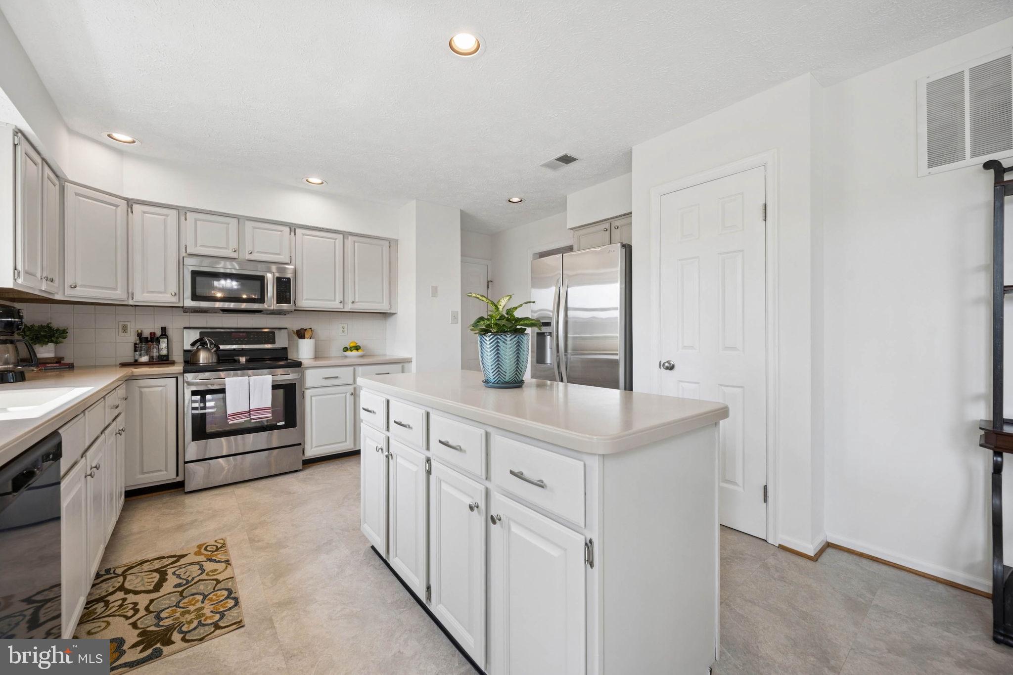 6305 DERBY CIRCLE