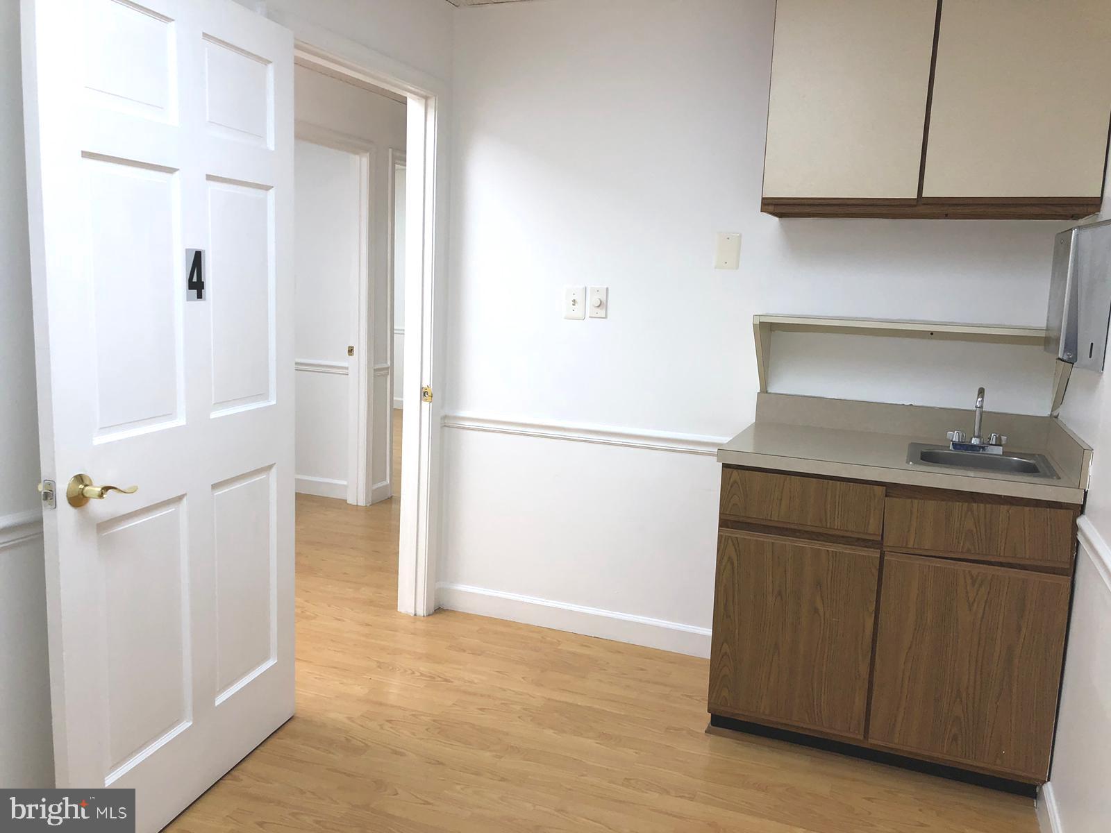 CENTRE SQUARE - Commercial Lease