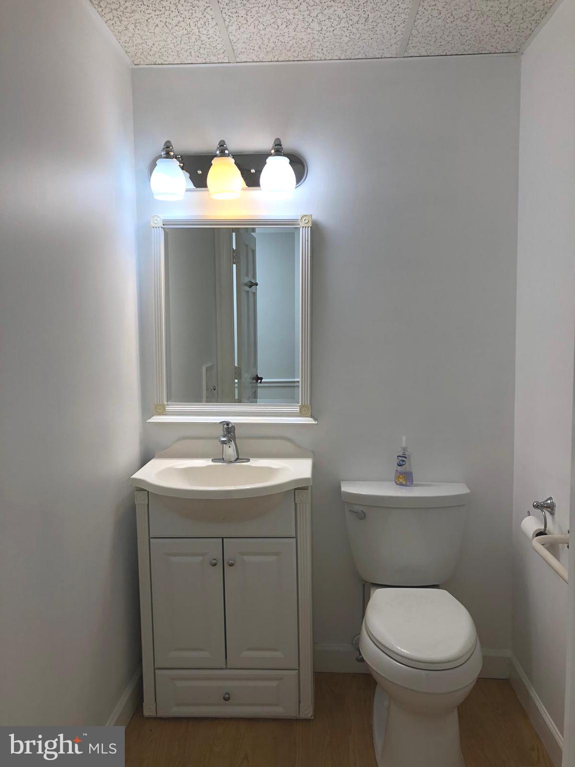 CENTRE SQUARE - Commercial Lease