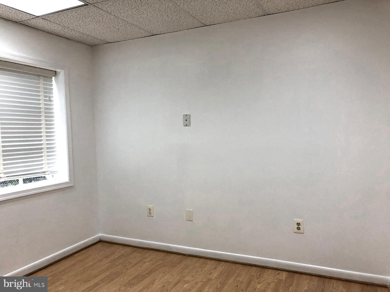 CENTRE SQUARE - Commercial Lease