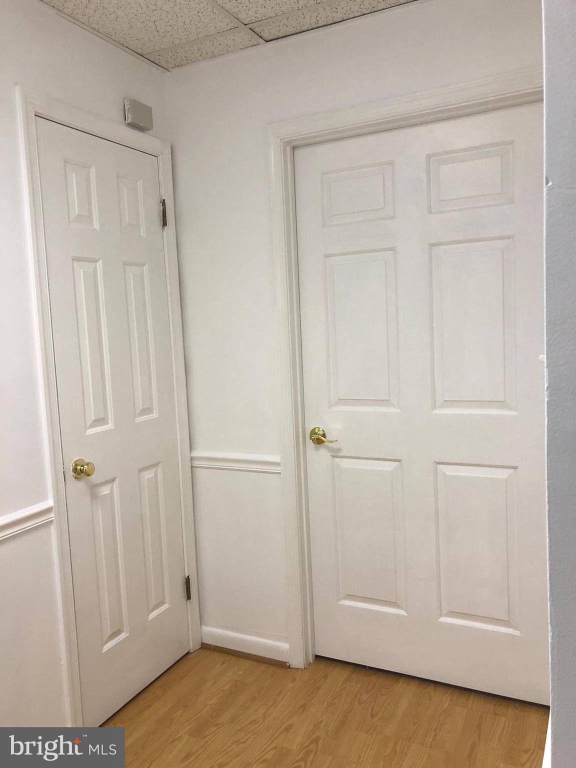 CENTRE SQUARE - Commercial Lease