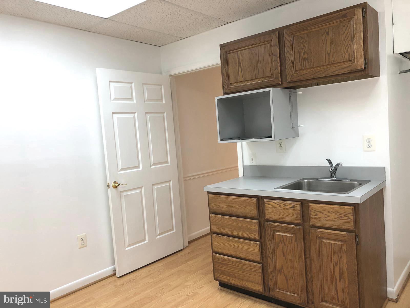 CENTRE SQUARE - Commercial Lease