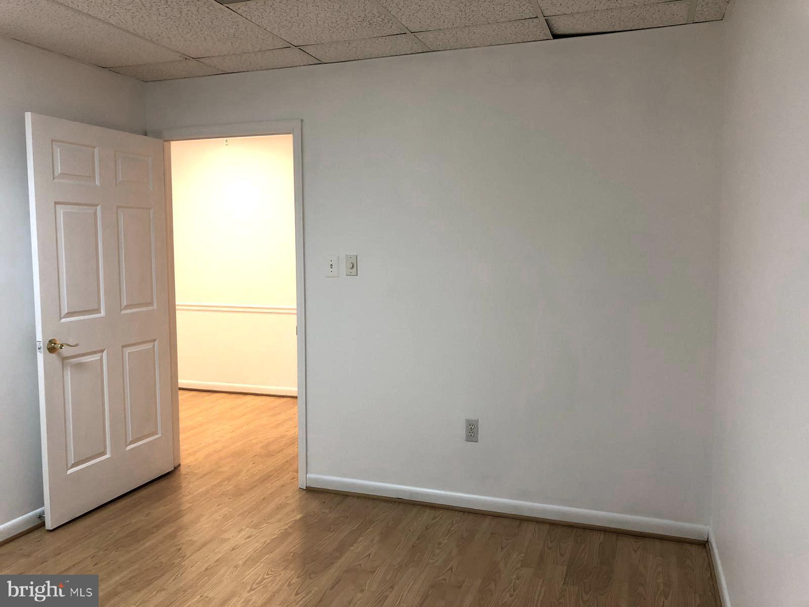 CENTRE SQUARE - Commercial Lease