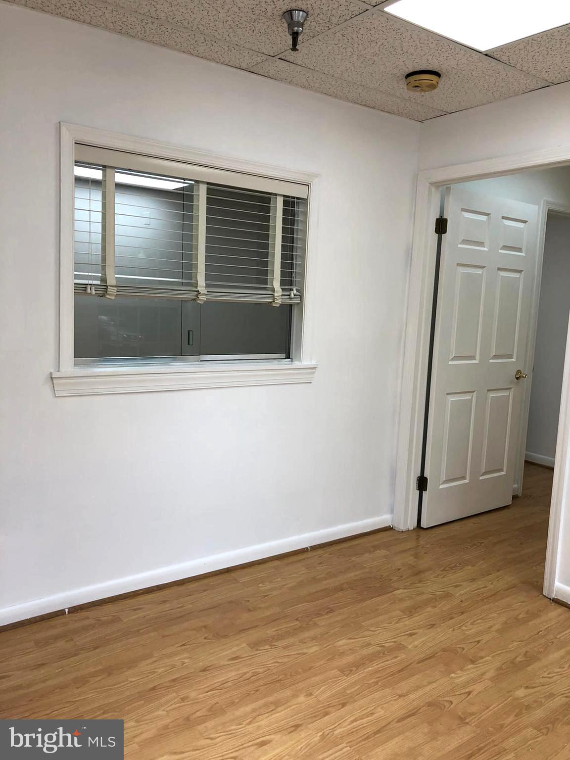 CENTRE SQUARE - Commercial Lease