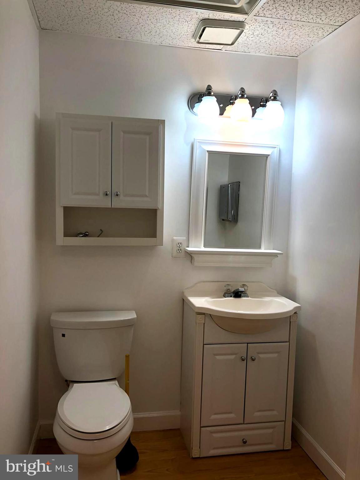 CENTRE SQUARE - Commercial Lease