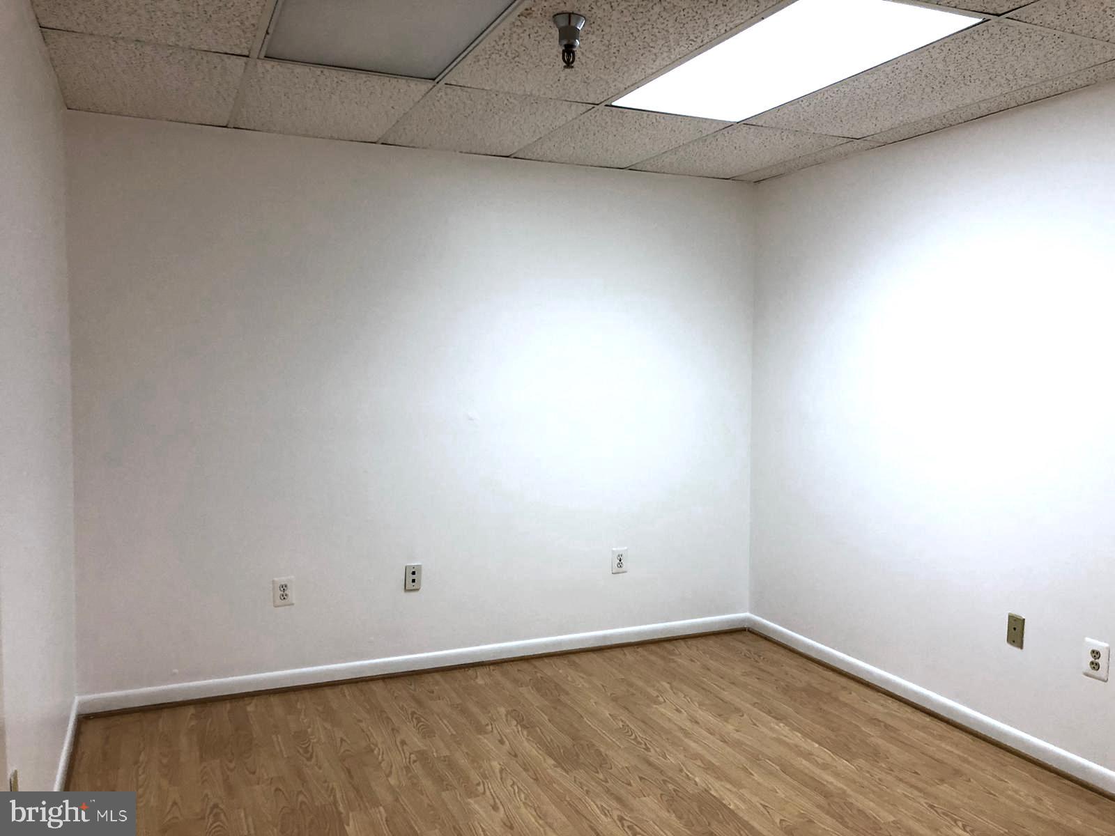 CENTRE SQUARE - Commercial Lease