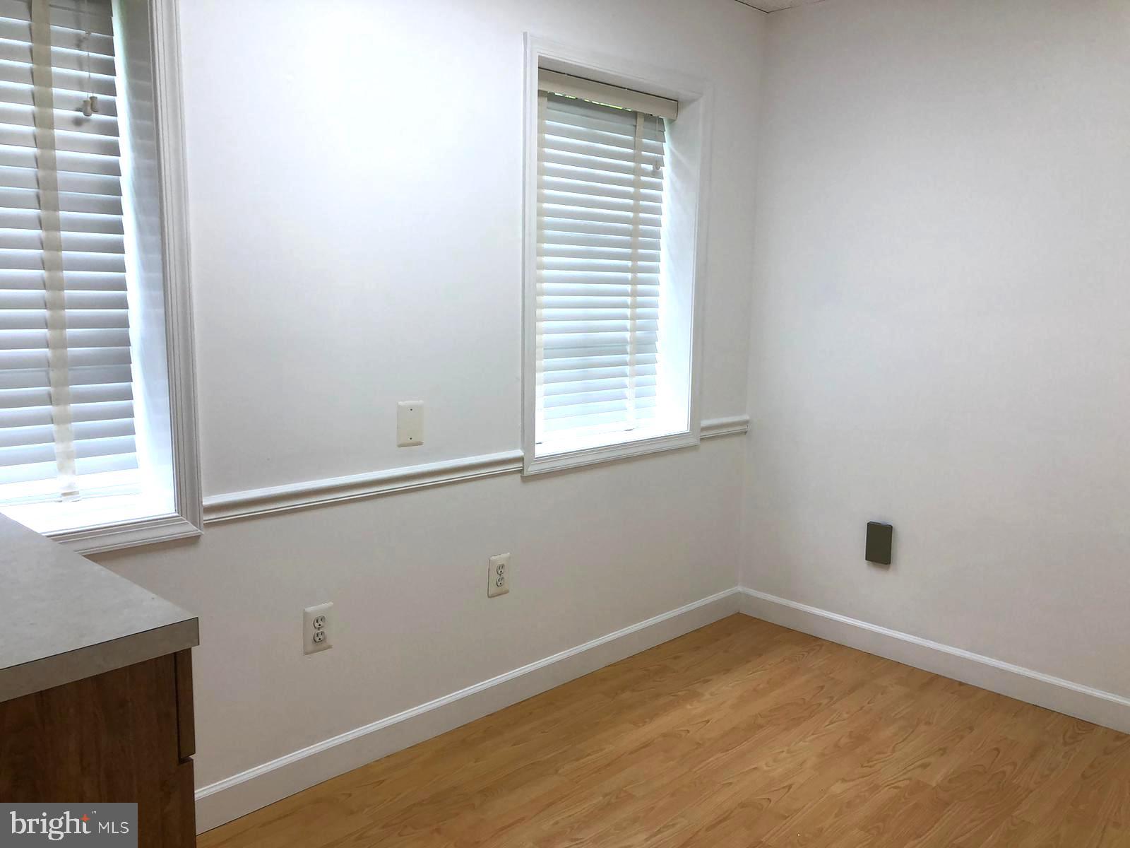 CENTRE SQUARE - Commercial Lease