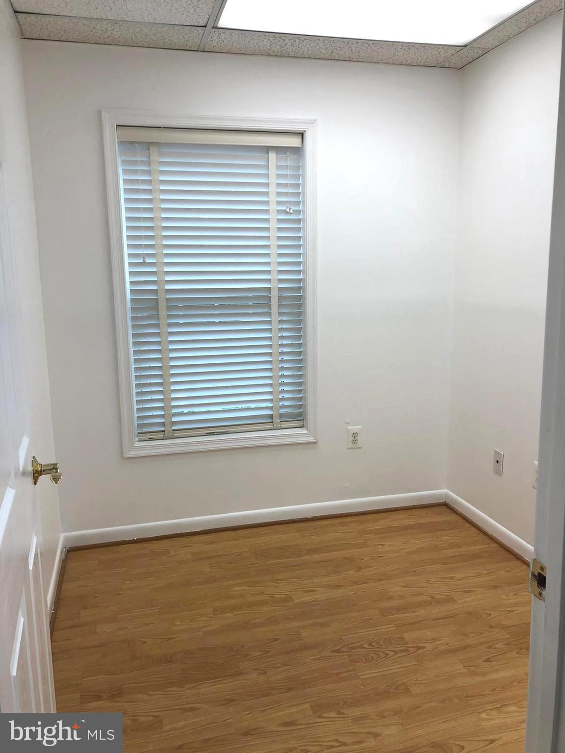 CENTRE SQUARE - Commercial Lease