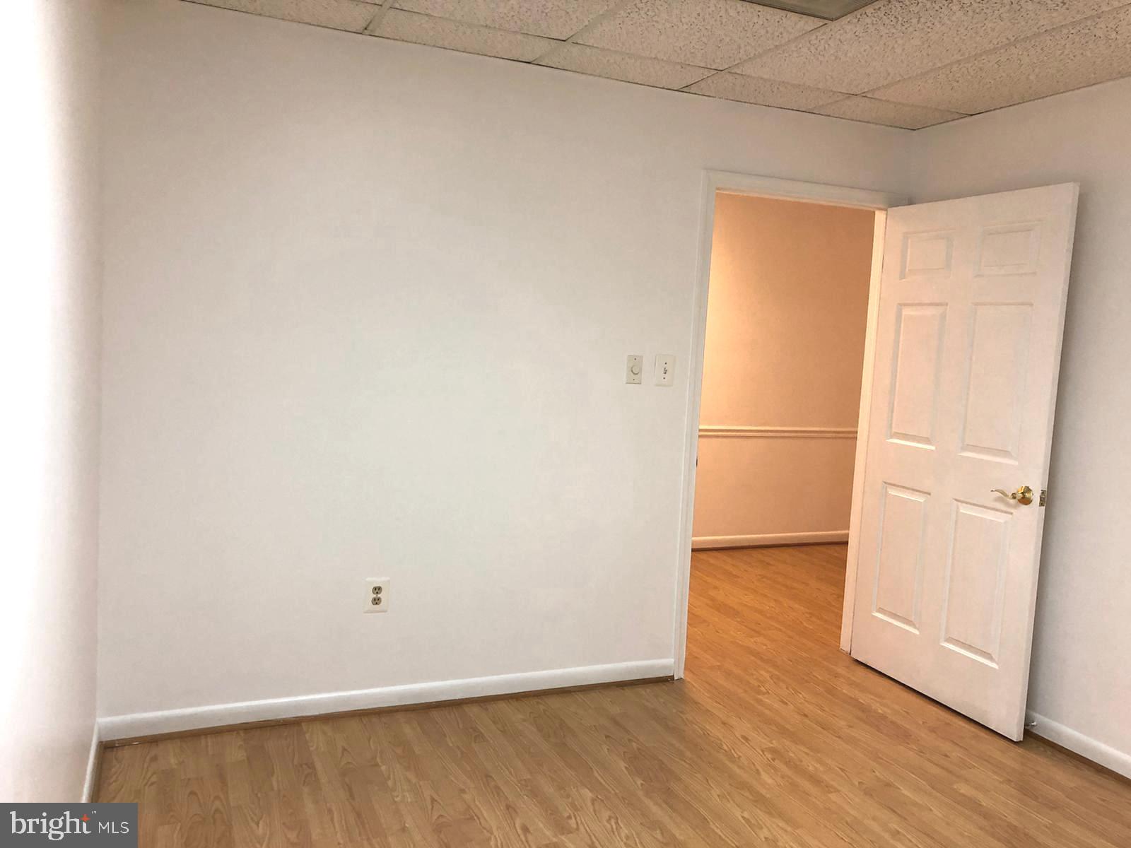 CENTRE SQUARE - Commercial Lease