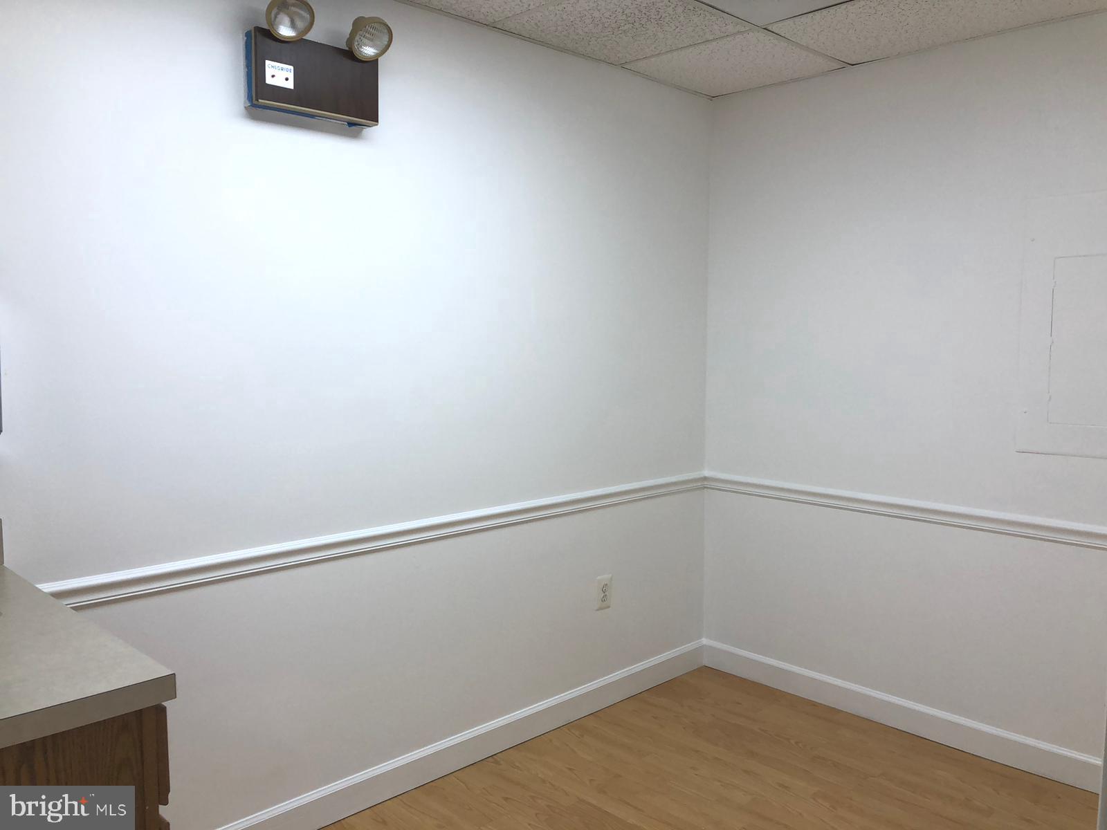 CENTRE SQUARE - Commercial Lease