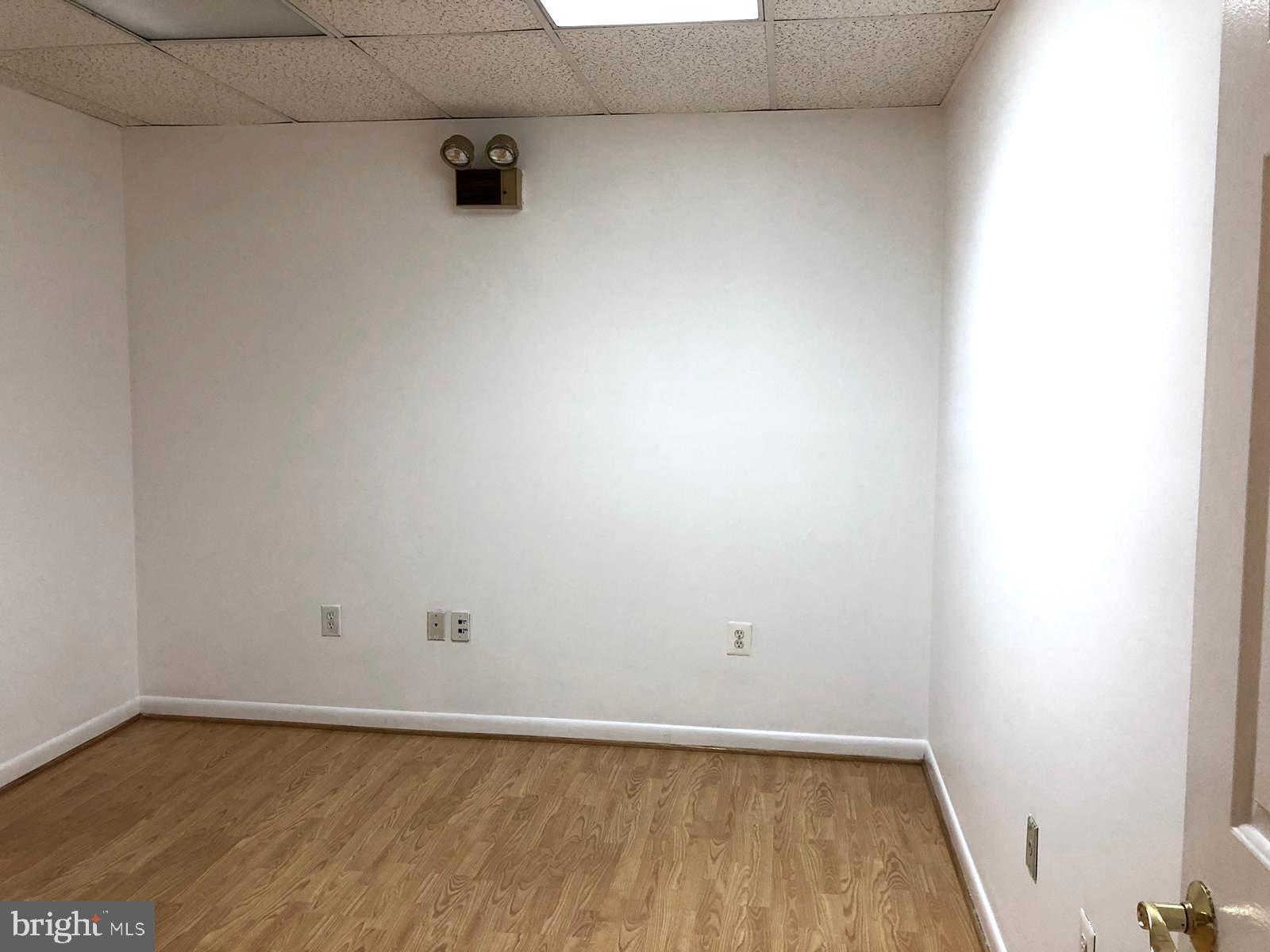 CENTRE SQUARE - Commercial Lease