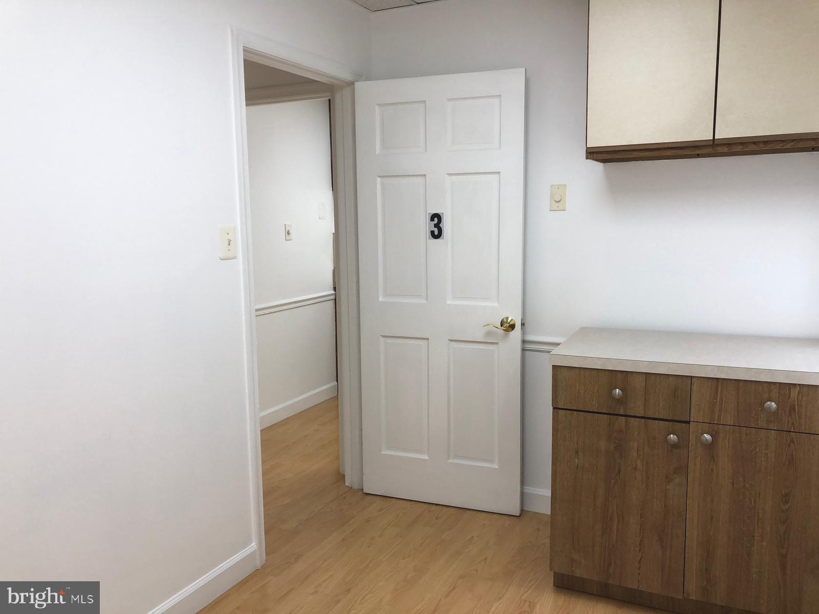 CENTRE SQUARE - Commercial Lease