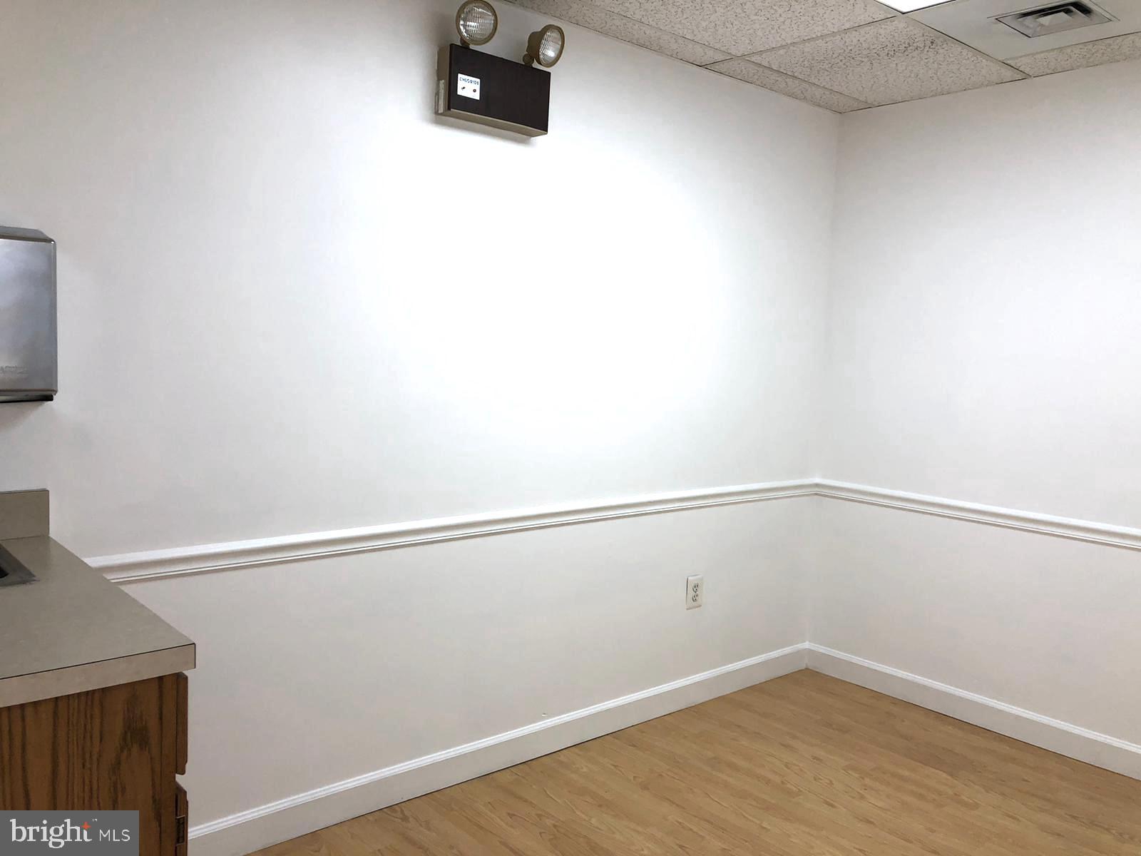 CENTRE SQUARE - Commercial Lease