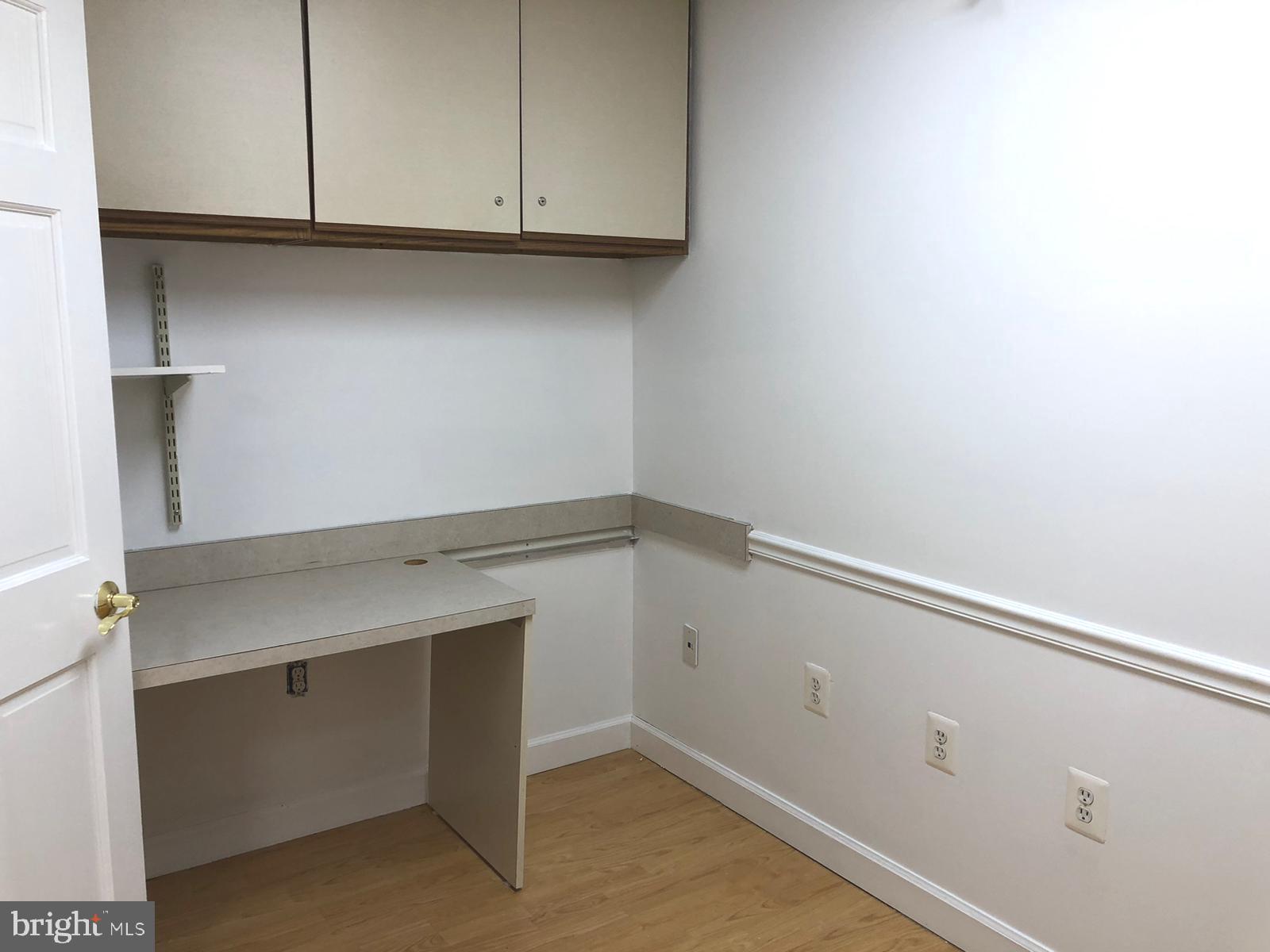 CENTRE SQUARE - Commercial Lease