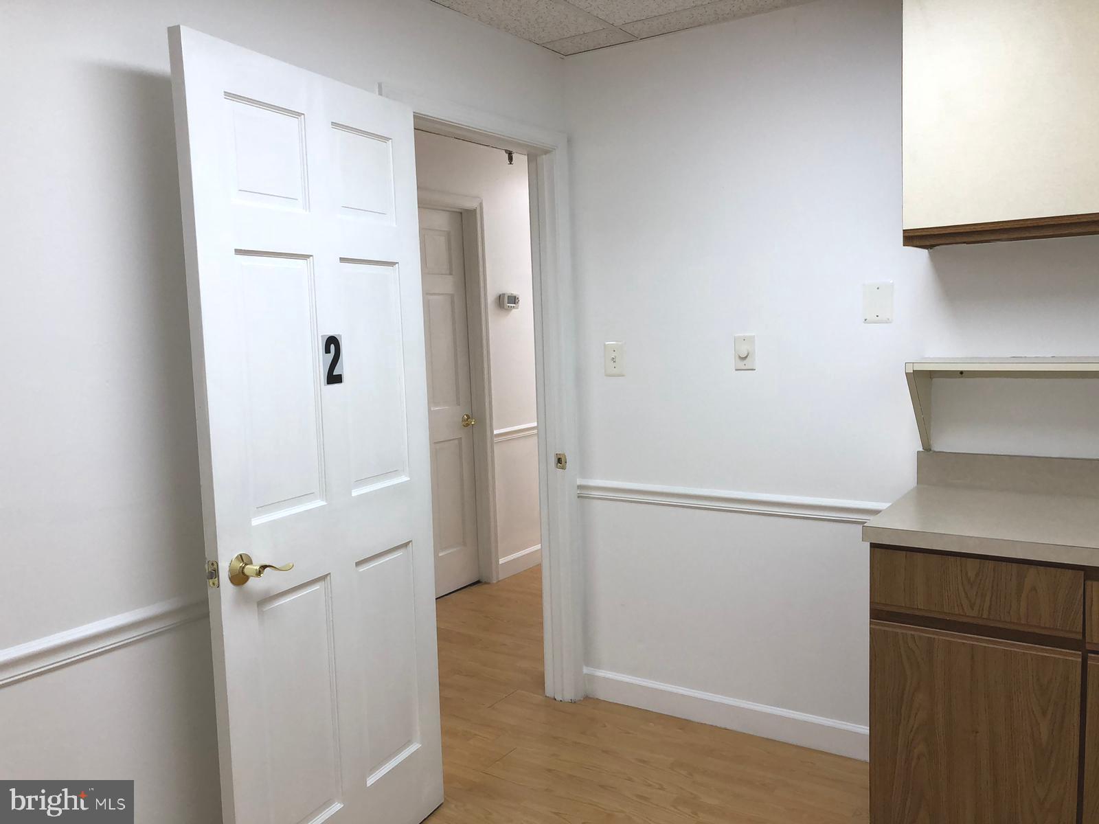 CENTRE SQUARE - Commercial Lease