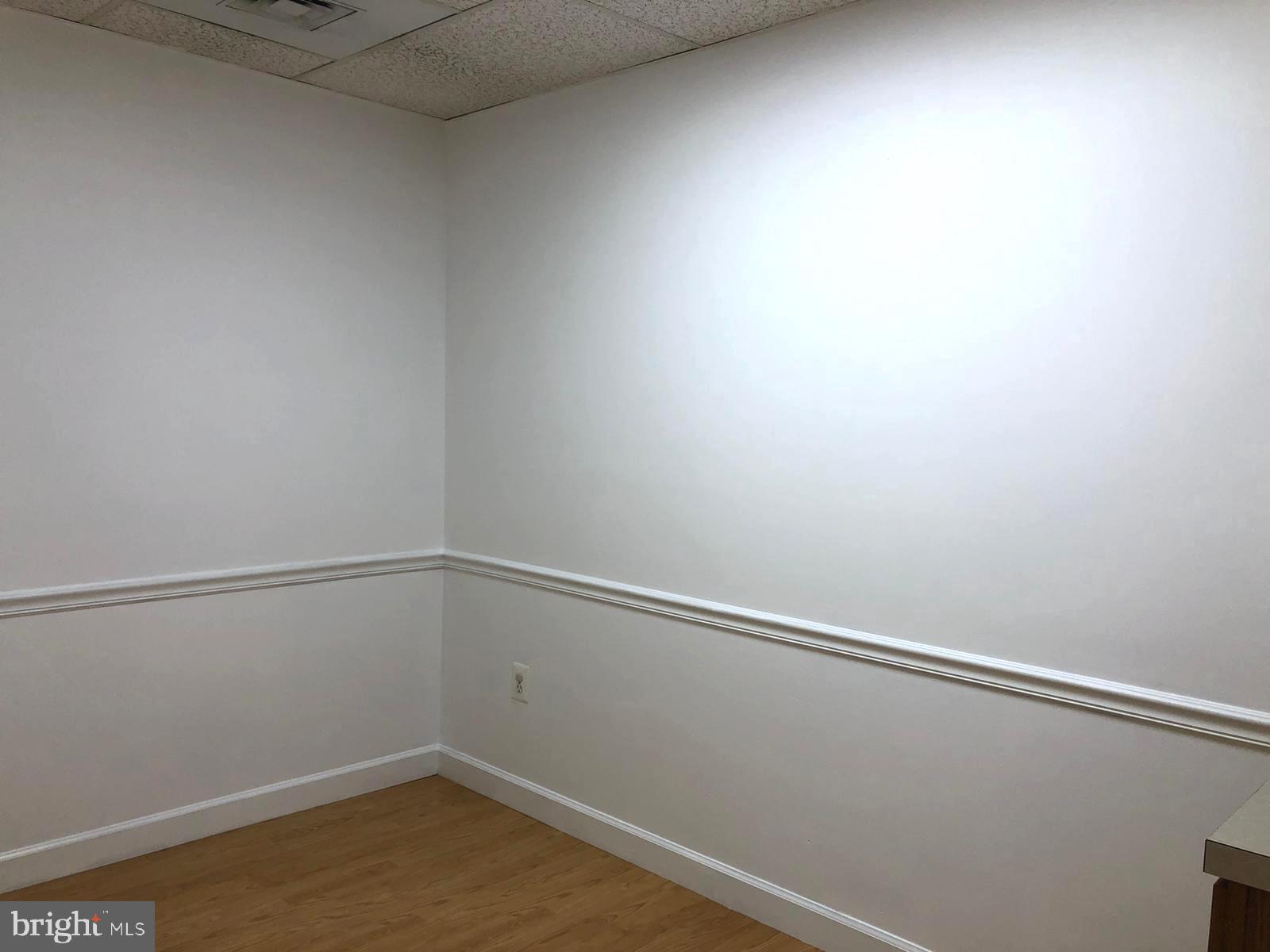 CENTRE SQUARE - Commercial Lease